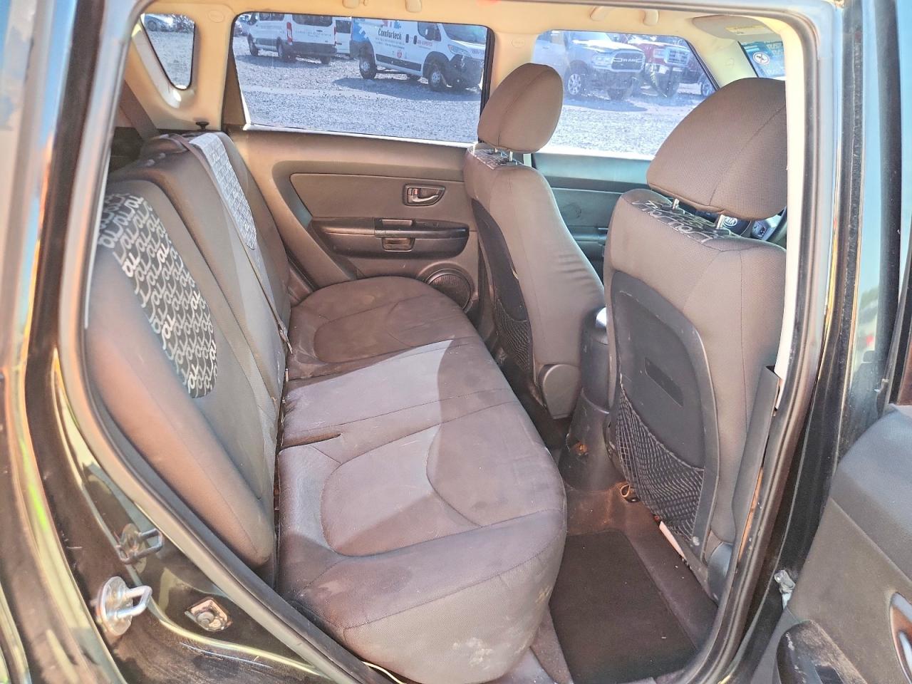 2011 Kia Soul + Black vin: KNDJT2A21B7242328