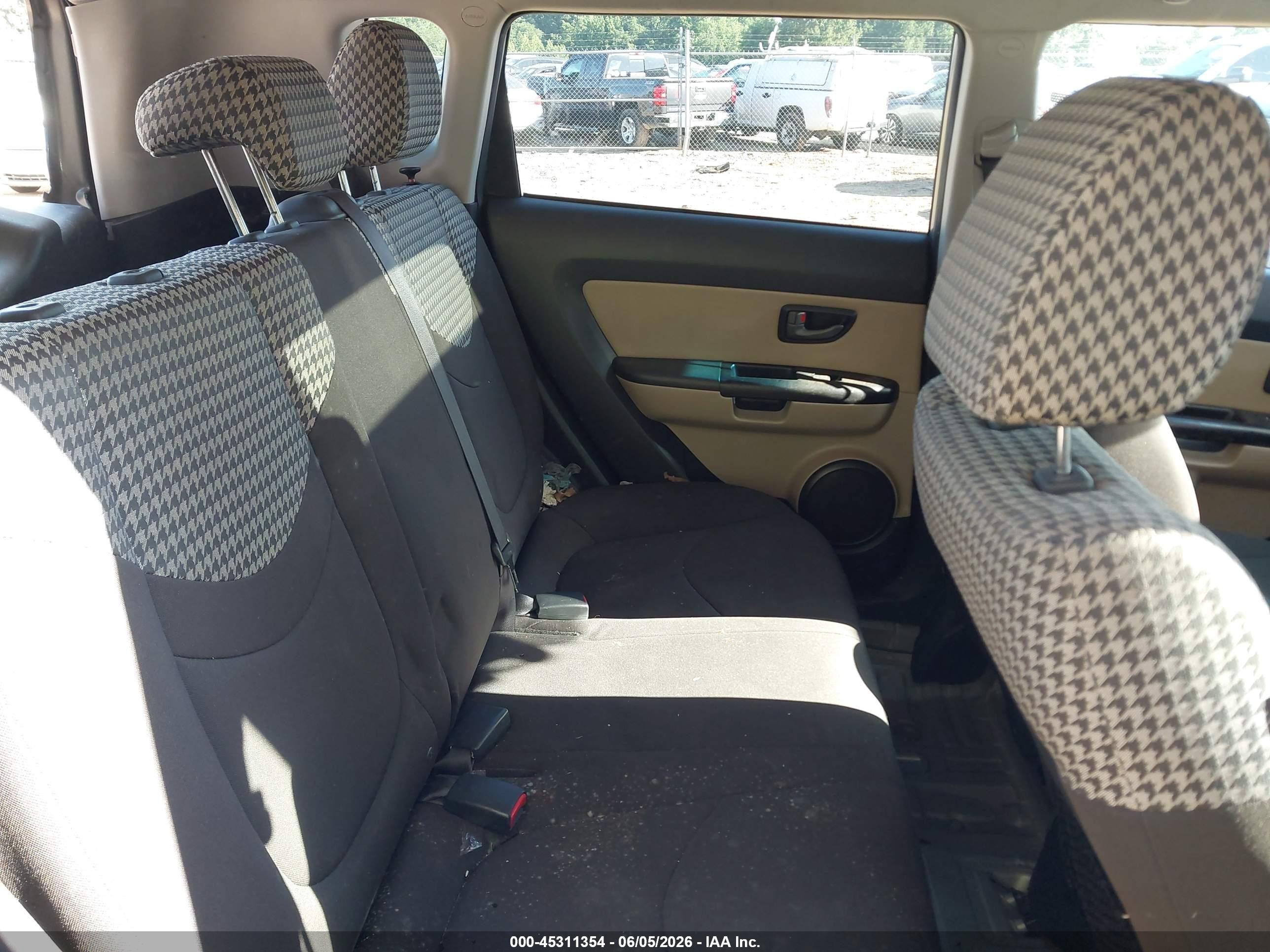 2011 Kia Soul ! Gray vin: KNDJT2A21B7247478