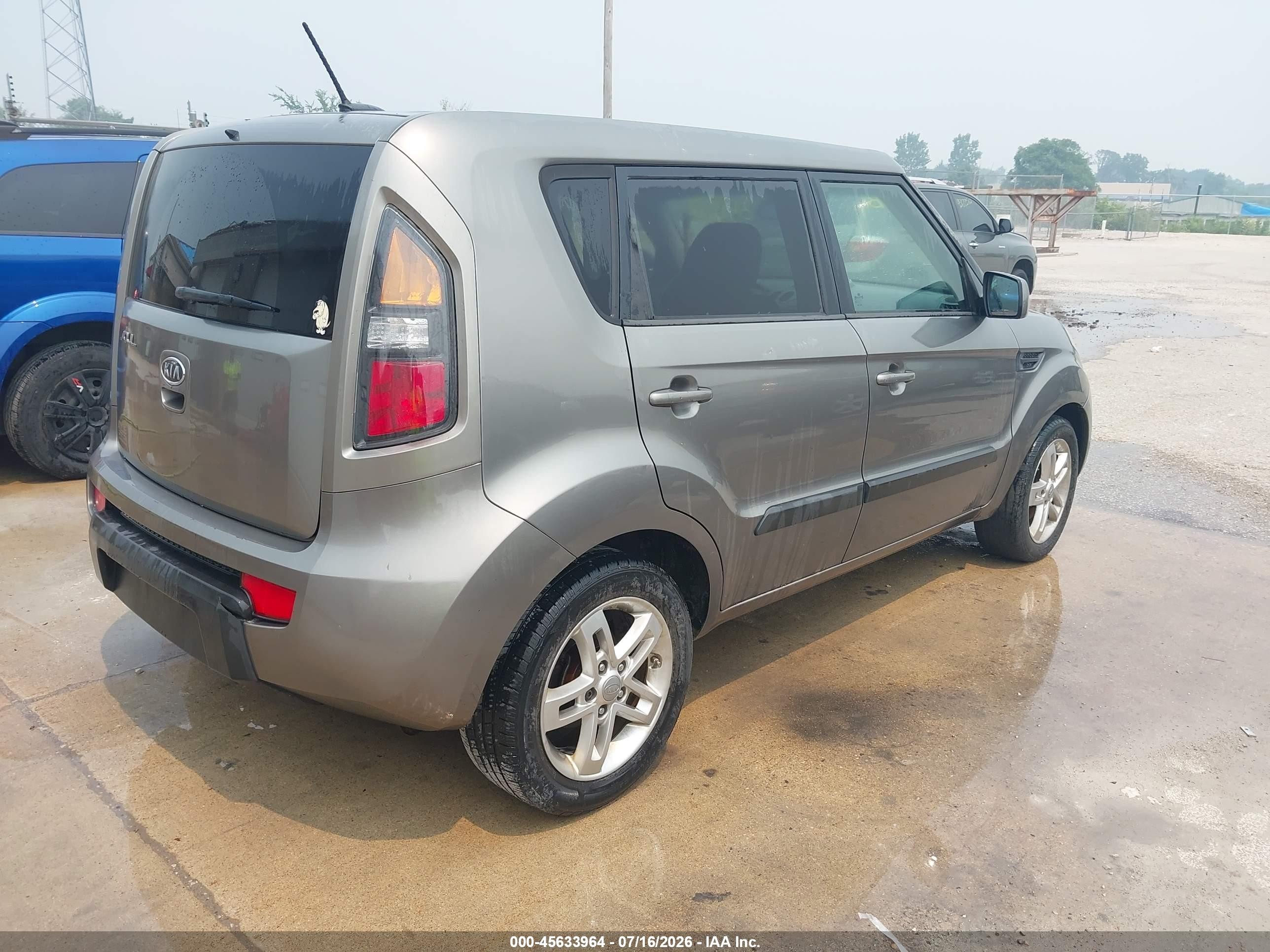 2011 Kia Soul + Gray vin: KNDJT2A21B7312832