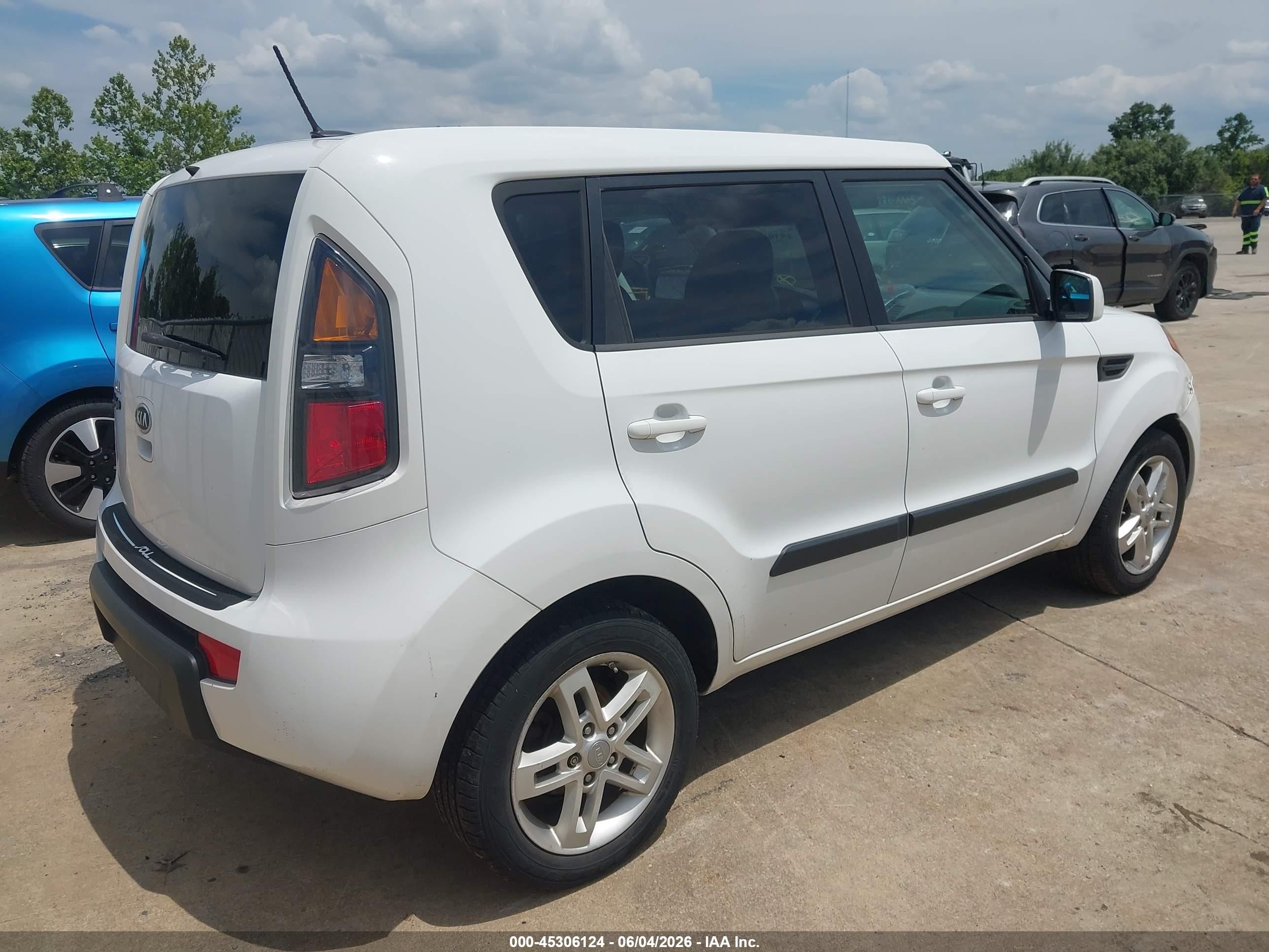 2011 Kia Soul + White vin: KNDJT2A21B7331722