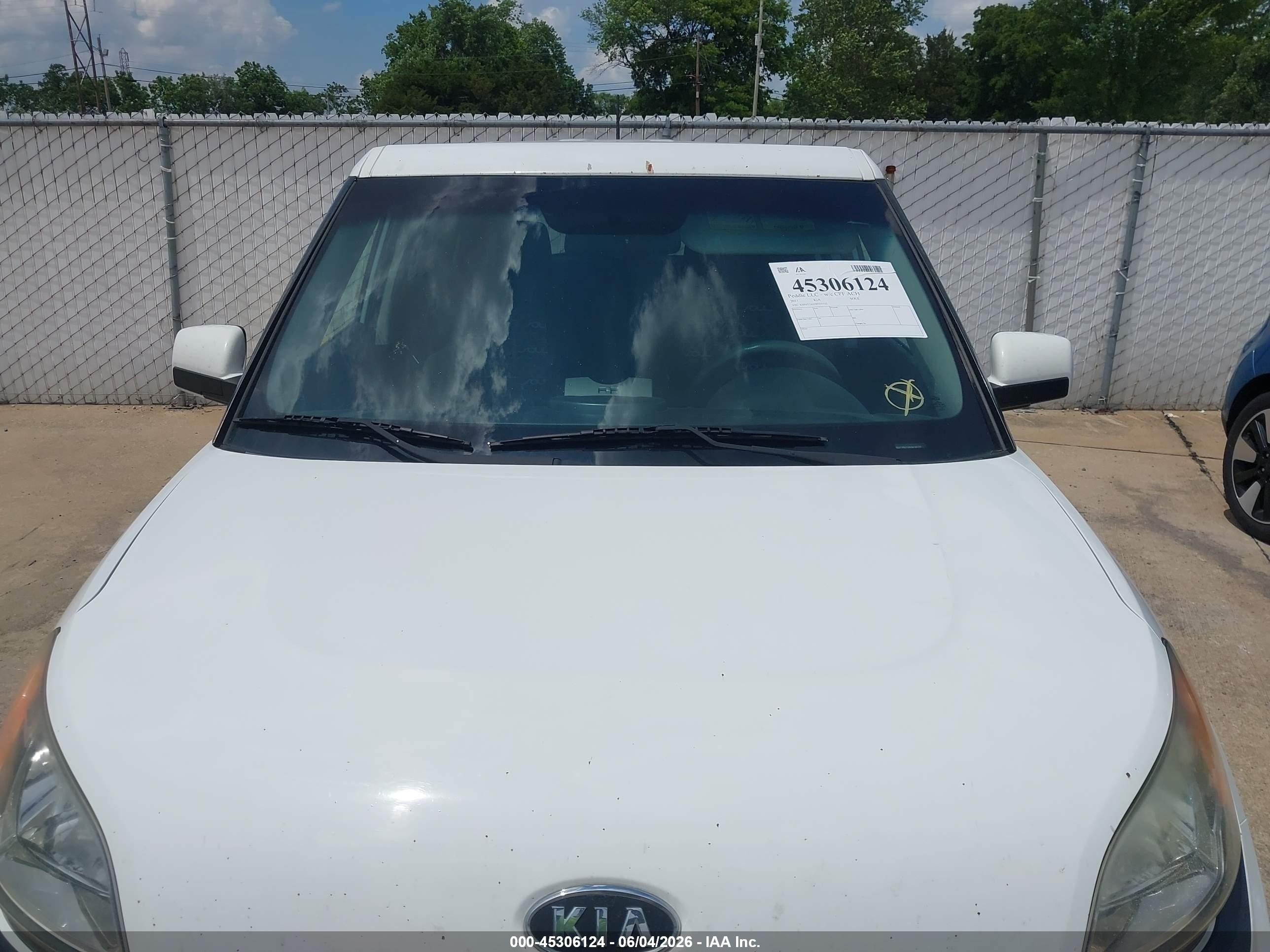 2011 Kia Soul + White vin: KNDJT2A21B7331722