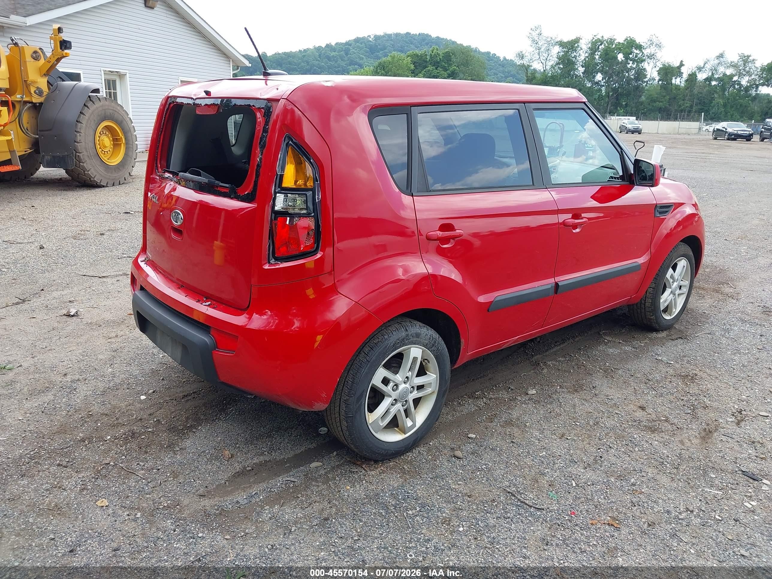 2011 Kia Soul + Red vin: KNDJT2A21B7331994