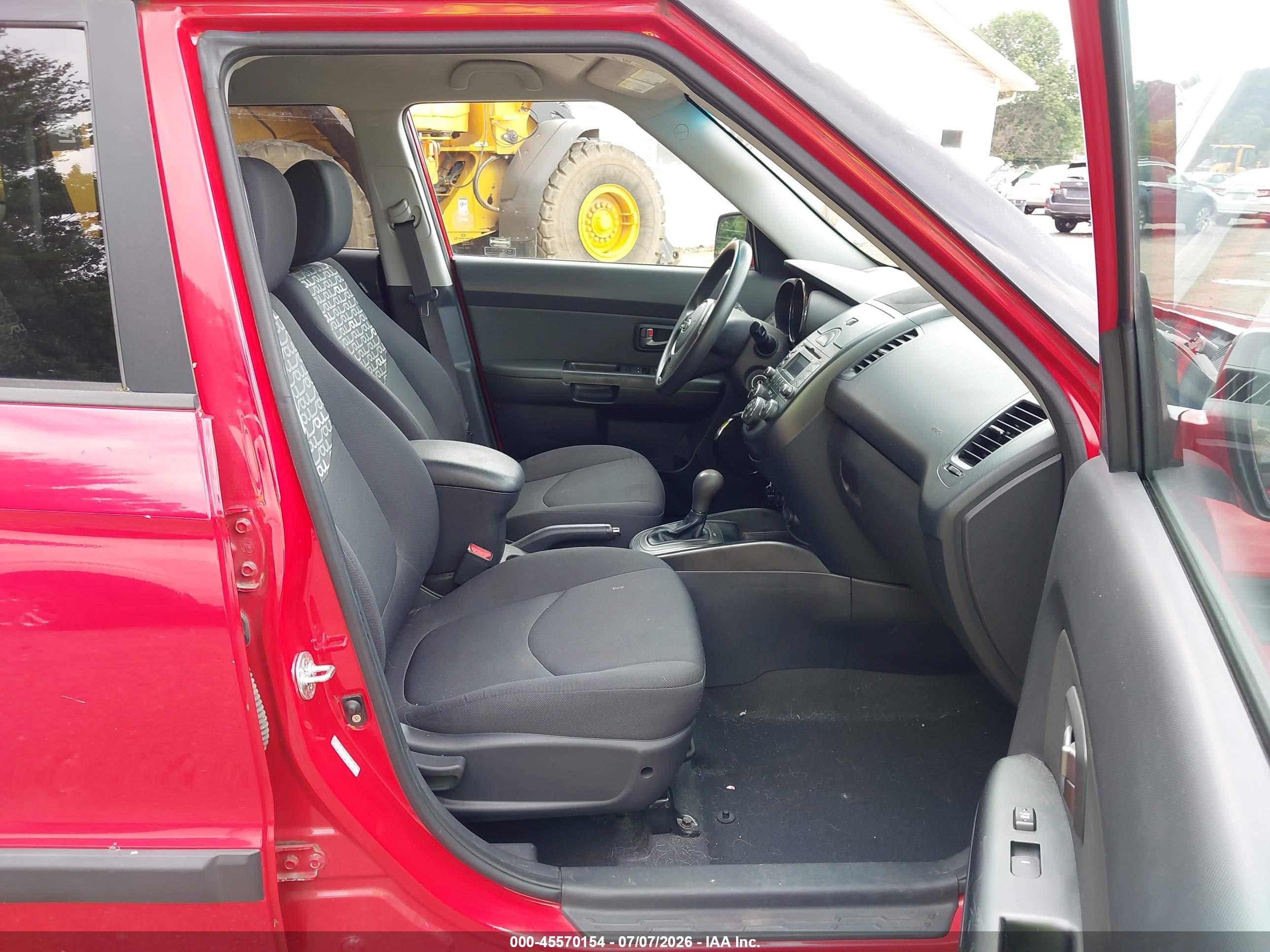 2011 Kia Soul + Red vin: KNDJT2A21B7331994