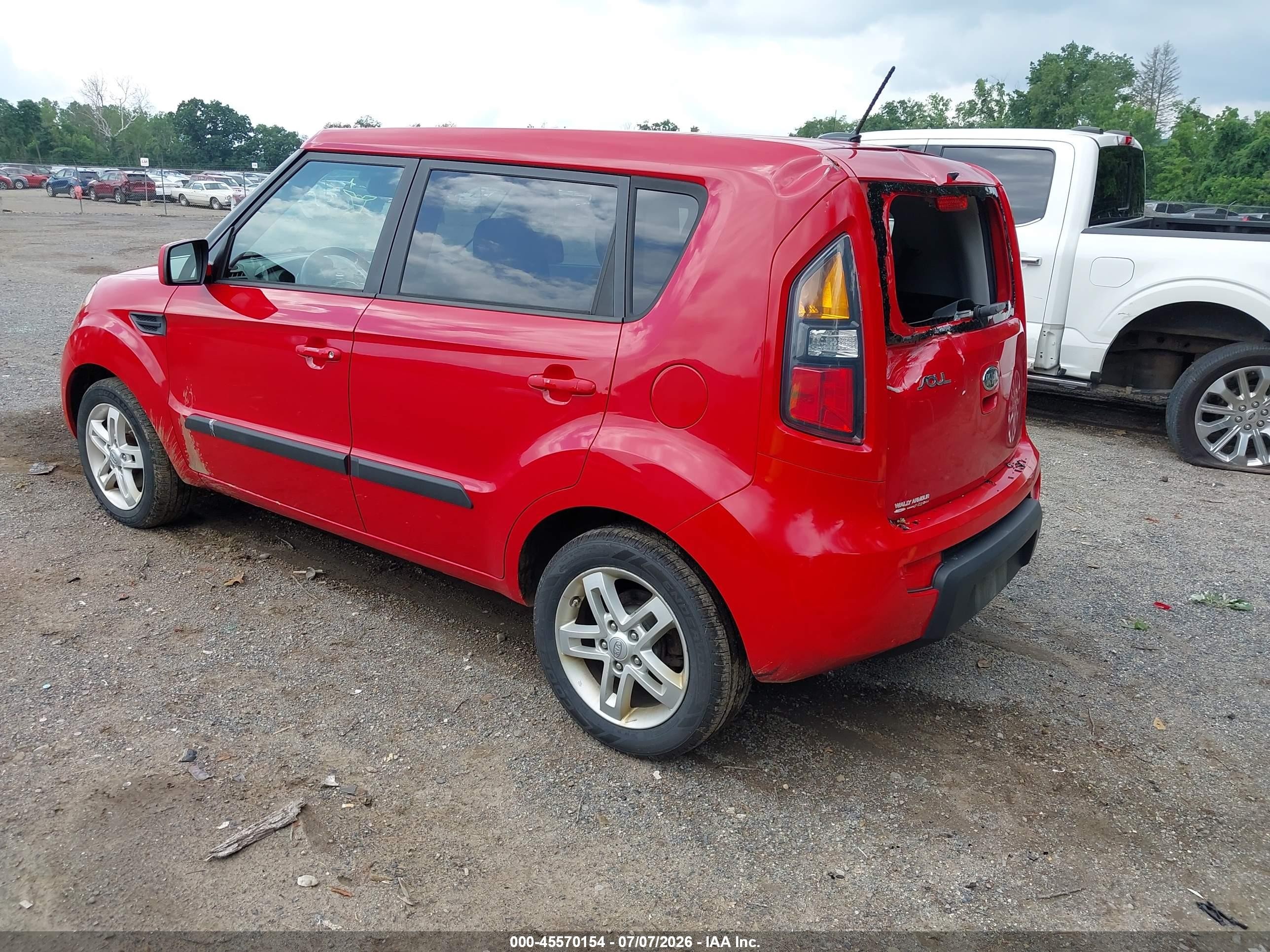 2011 Kia Soul + Red vin: KNDJT2A21B7331994