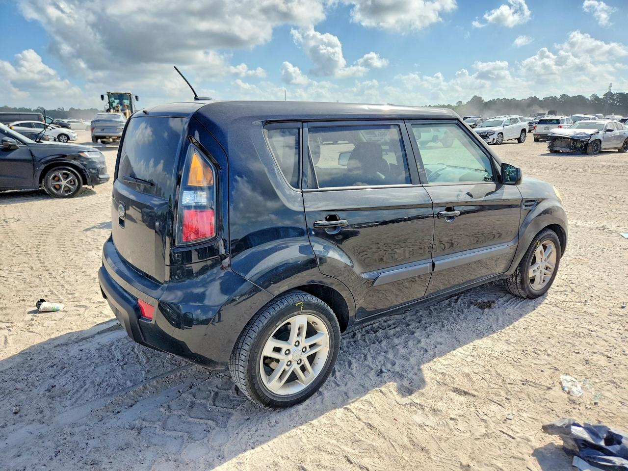 2011 Kia Soul + Black vin: KNDJT2A21B7351078