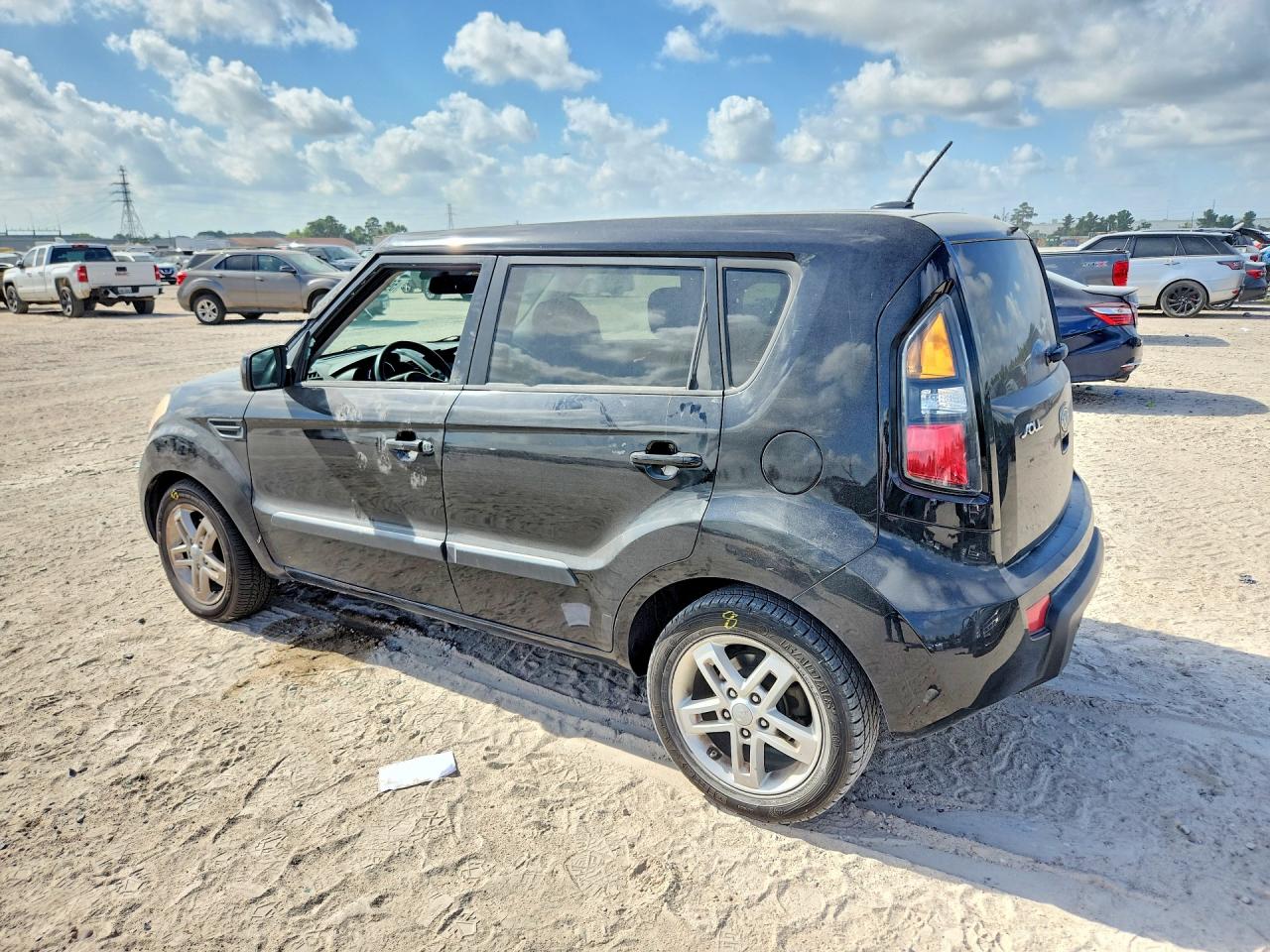 2011 Kia Soul + Black vin: KNDJT2A21B7351078
