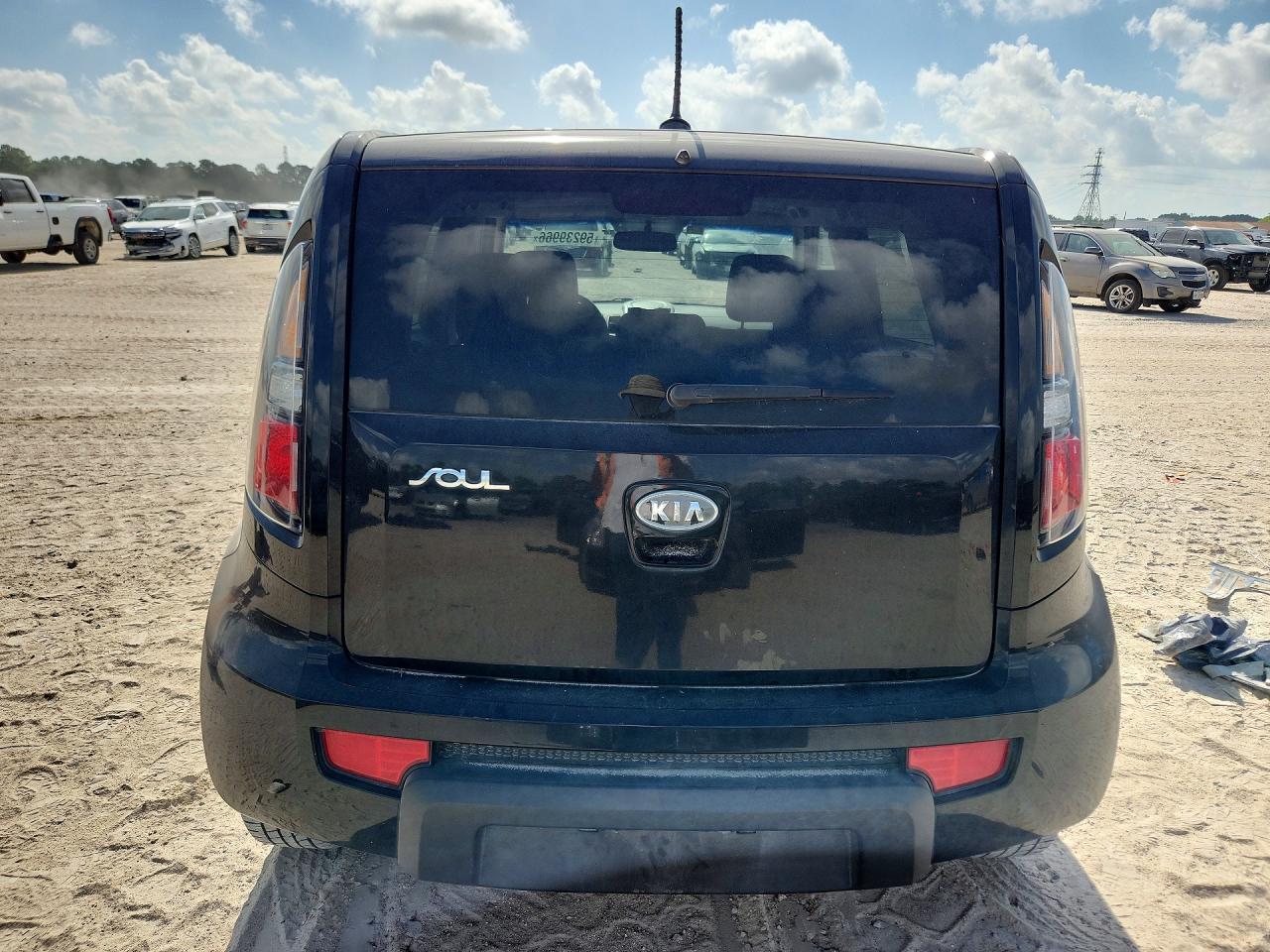 2011 Kia Soul + Black vin: KNDJT2A21B7351078