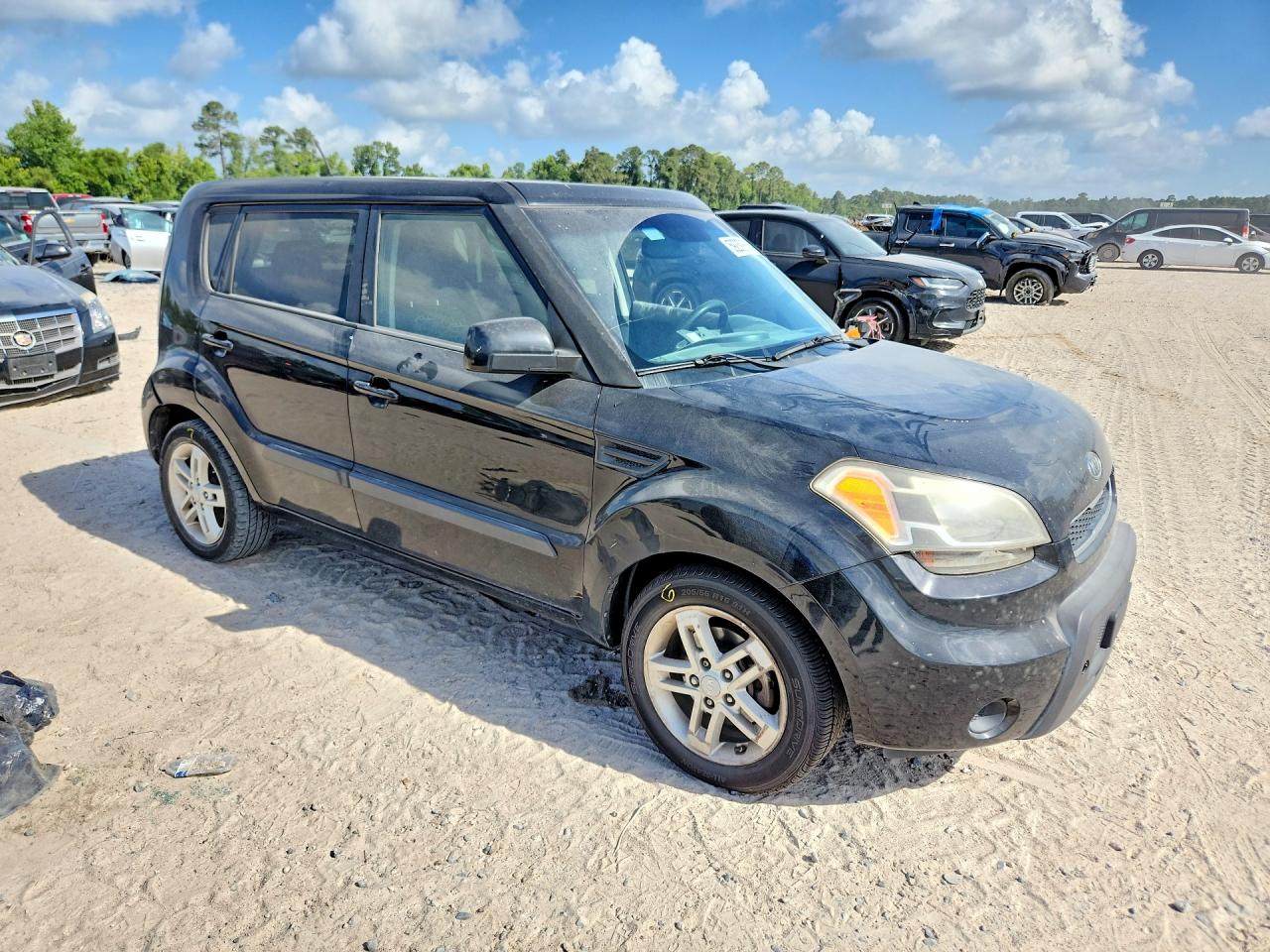 2011 Kia Soul + Black vin: KNDJT2A21B7351078