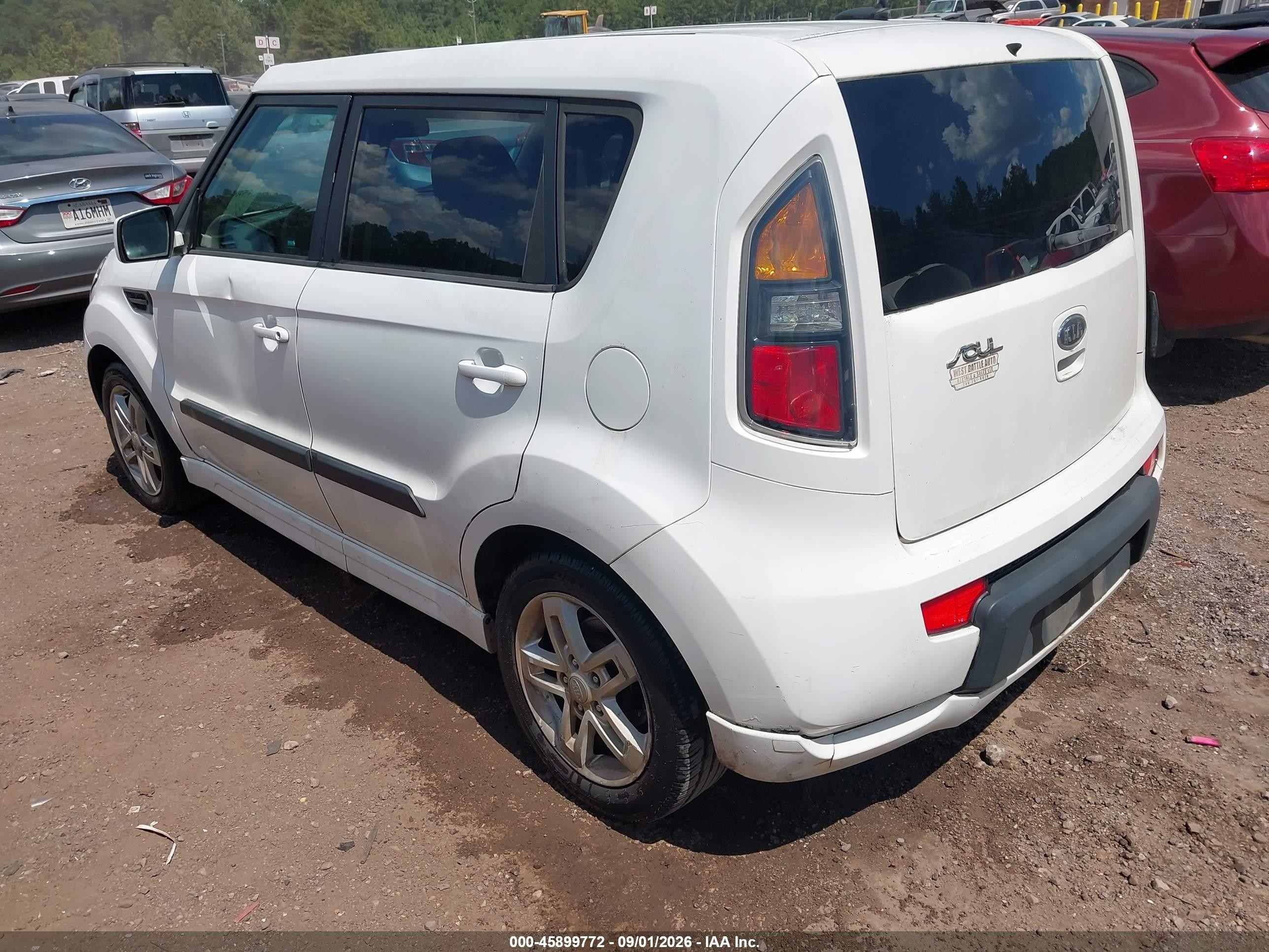 2011 Kia Soul + White vin: KNDJT2A21B7705178