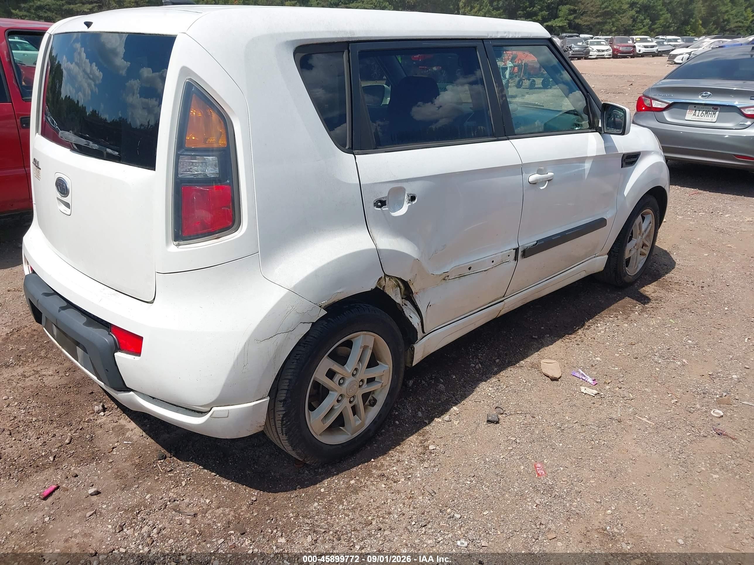2011 Kia Soul + White vin: KNDJT2A21B7705178