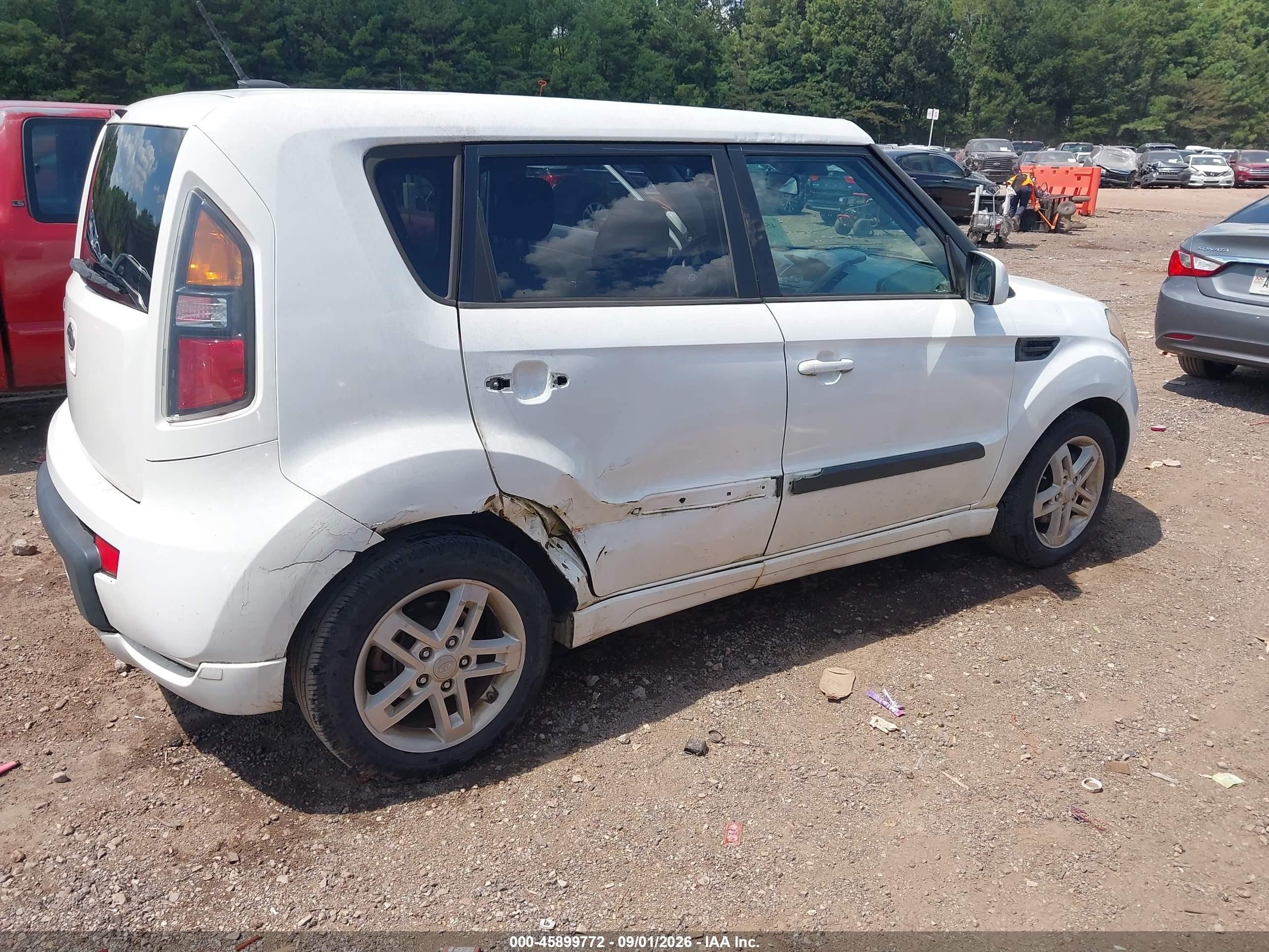 2011 Kia Soul + White vin: KNDJT2A21B7705178