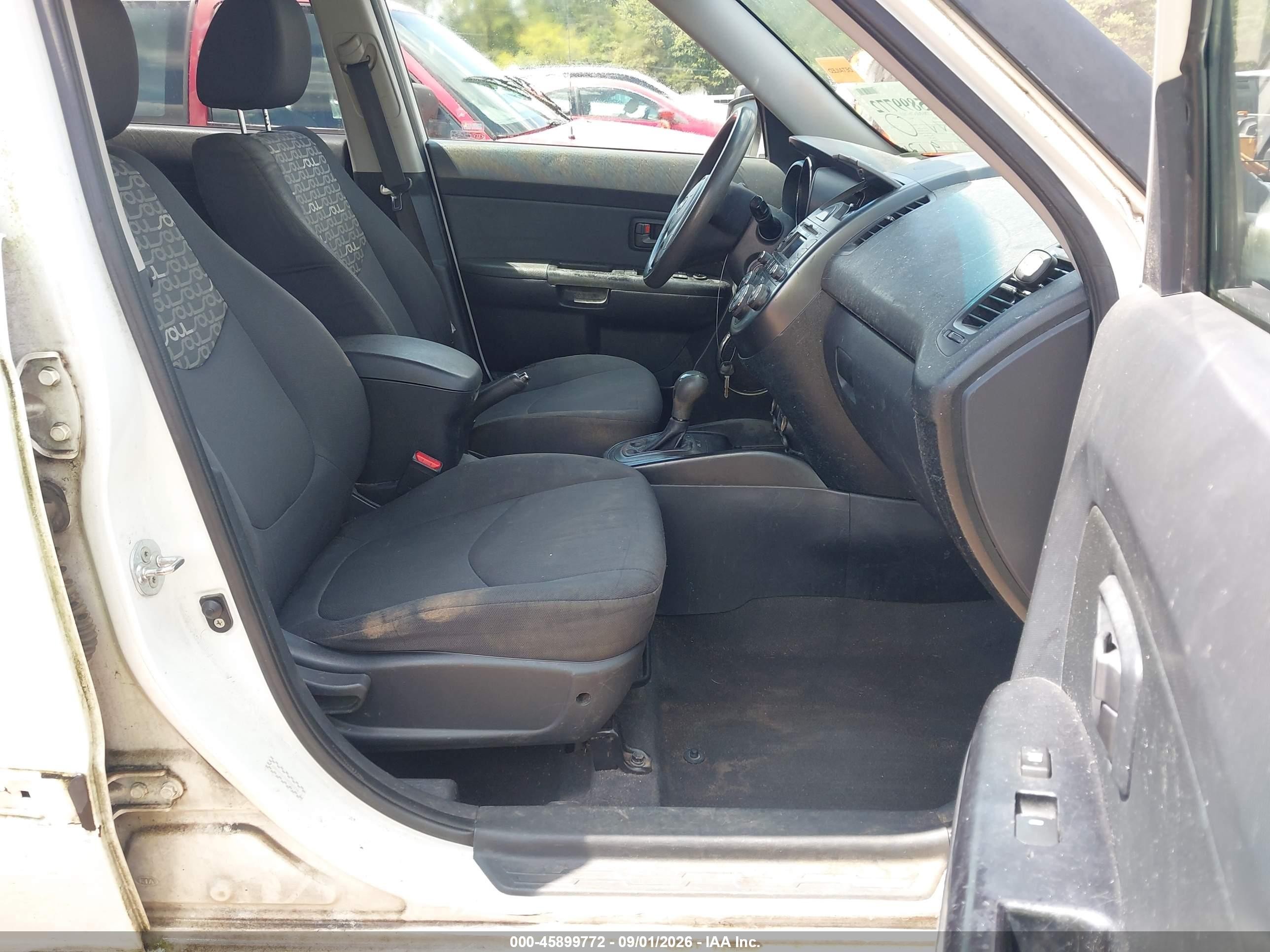 2011 Kia Soul + White vin: KNDJT2A21B7705178