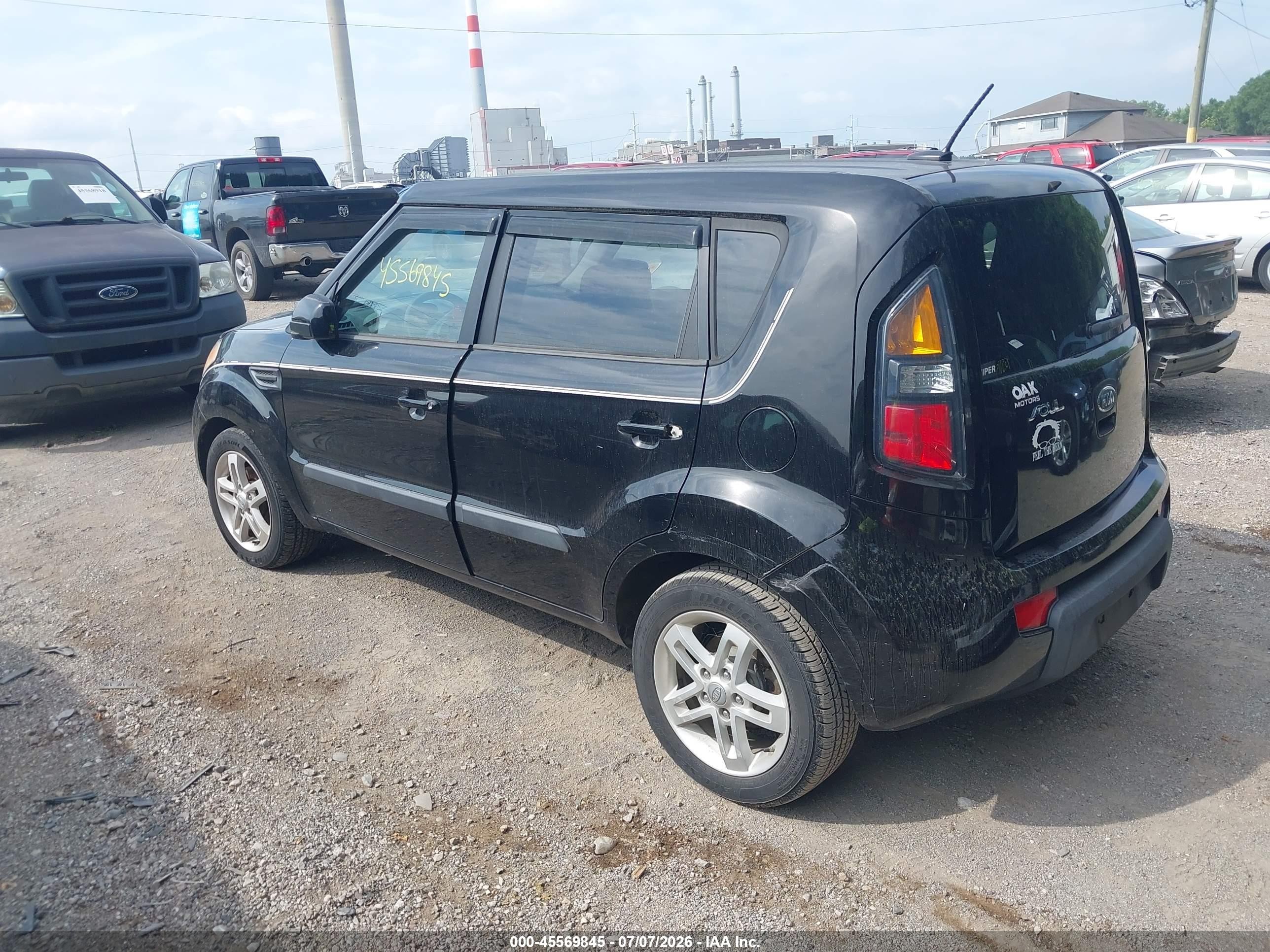 2011 Kia Soul + Black vin: KNDJT2A21B7710543