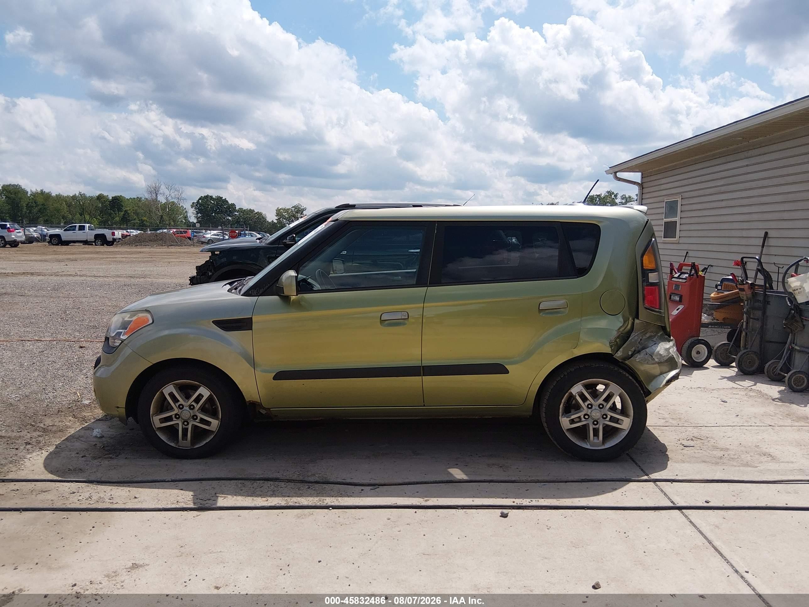2010 Kia Soul + Green vin: KNDJT2A22A7104635