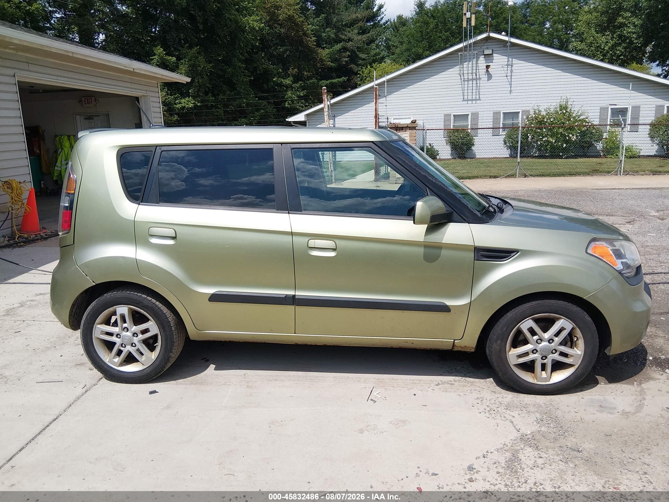 2010 Kia Soul + Green vin: KNDJT2A22A7104635