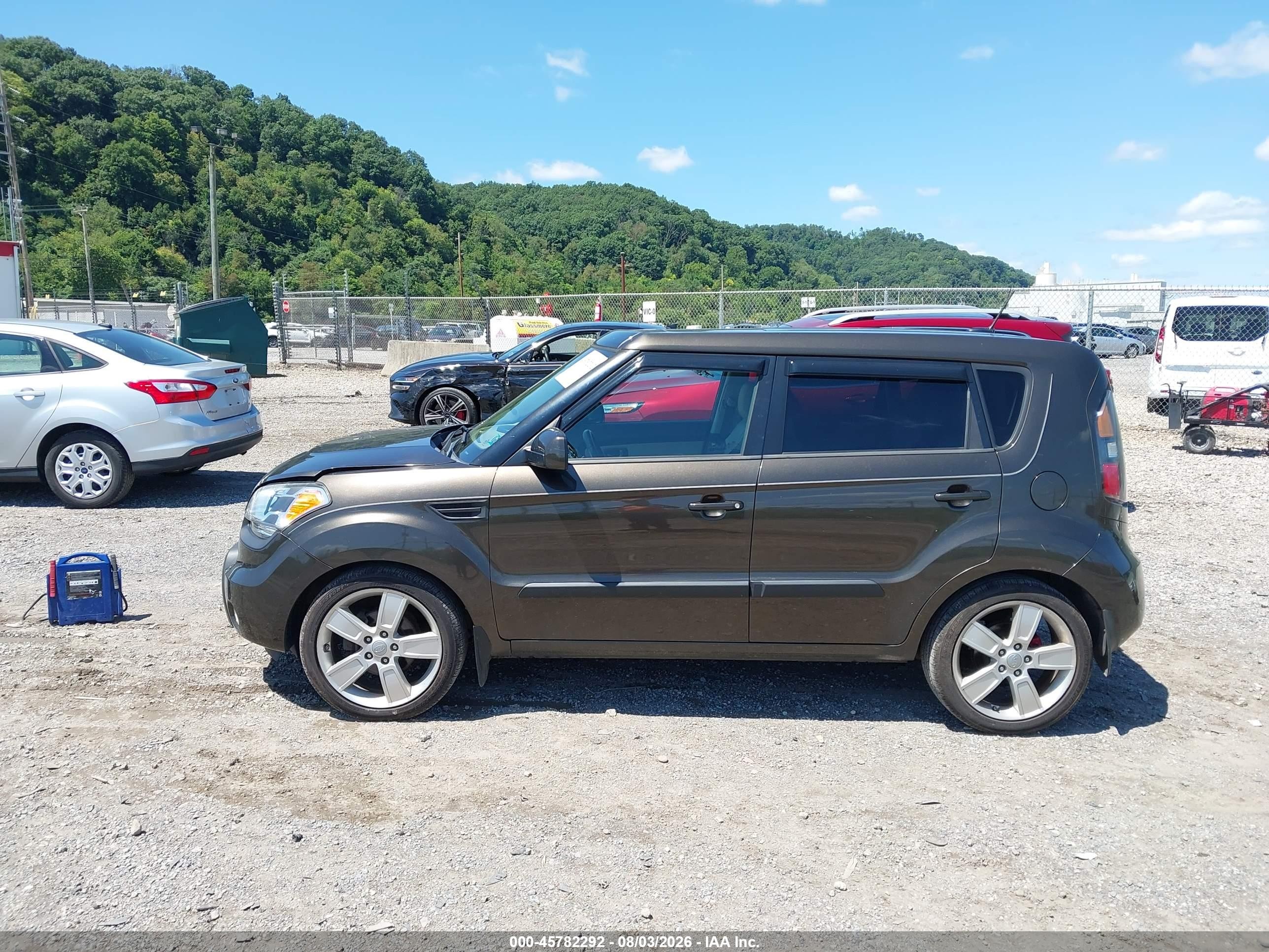 2011 Kia Soul ! Dark Brown vin: KNDJT2A22B7216451