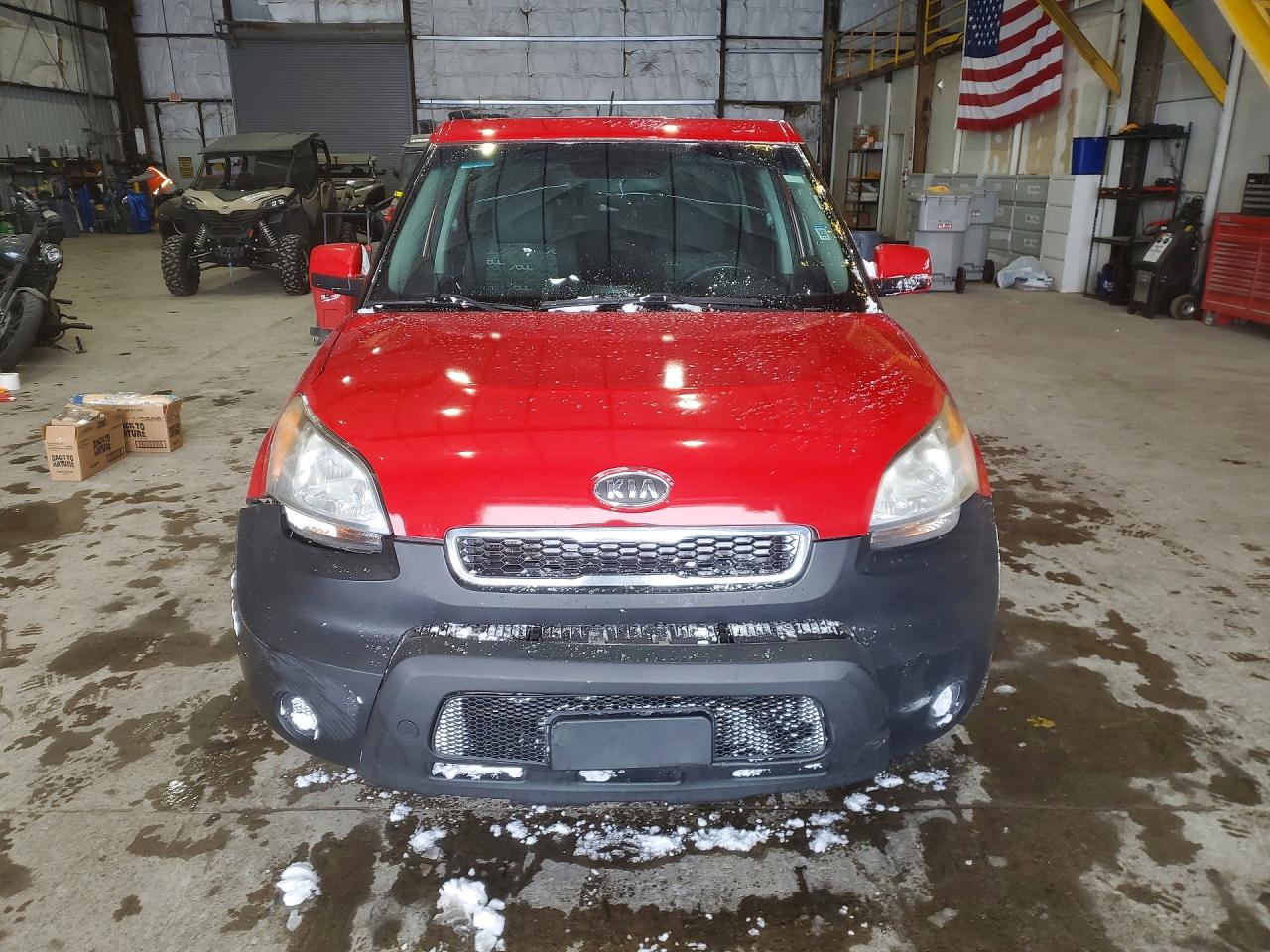 2011 Kia Soul + Red vin: KNDJT2A22B7218409