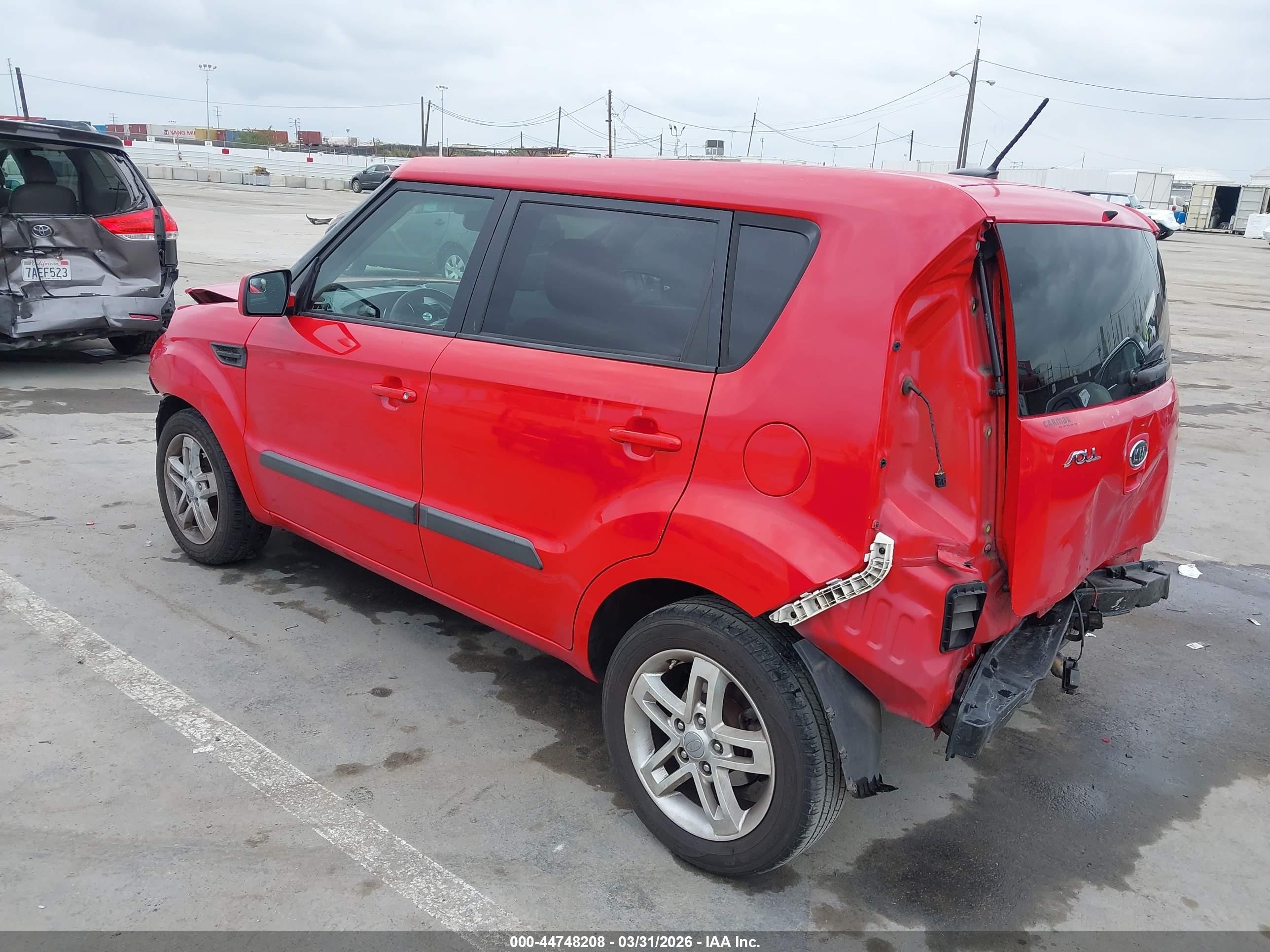 2011 Kia Soul + Red vin: KNDJT2A22B7234416