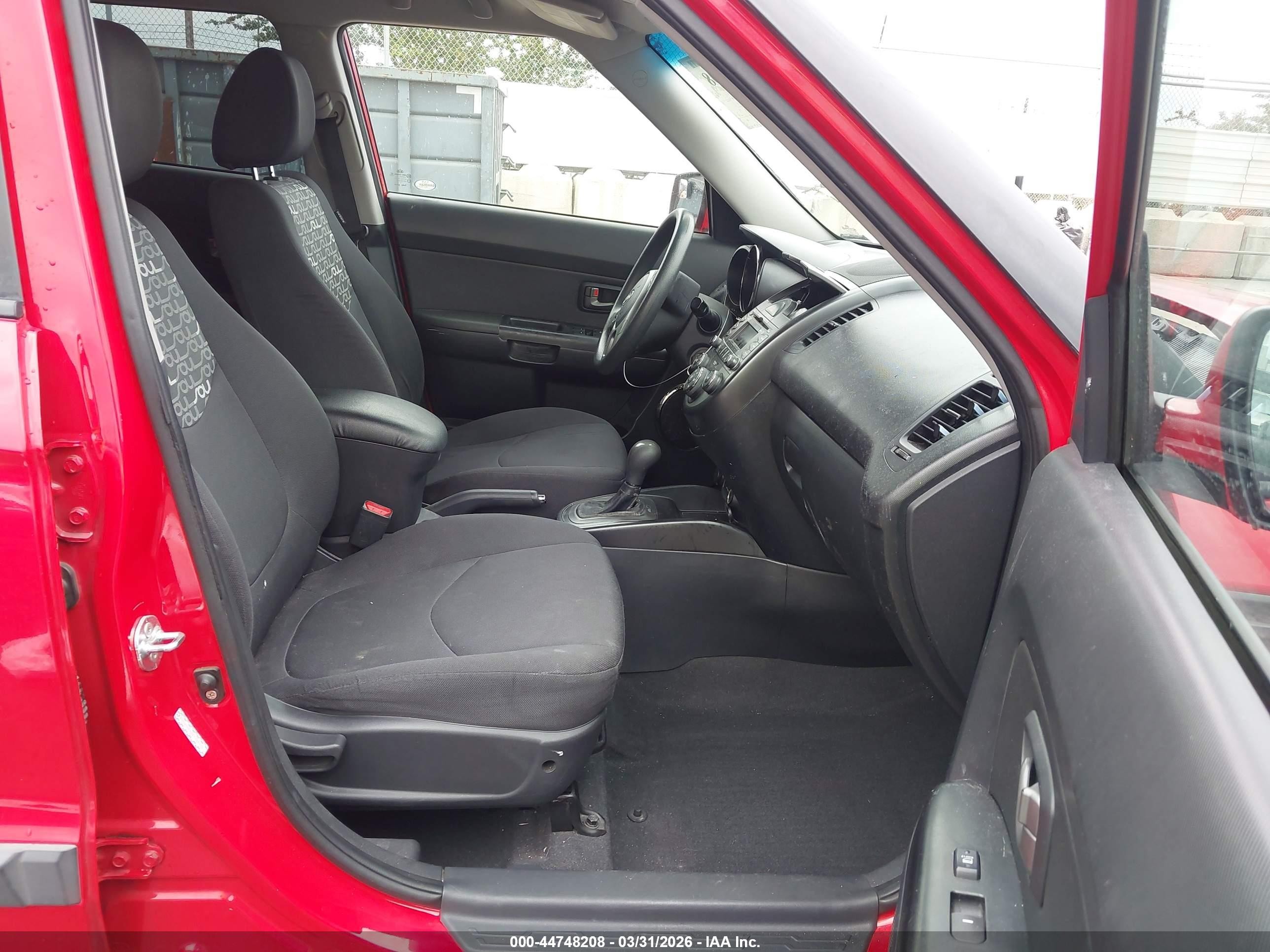 2011 Kia Soul + Red vin: KNDJT2A22B7234416