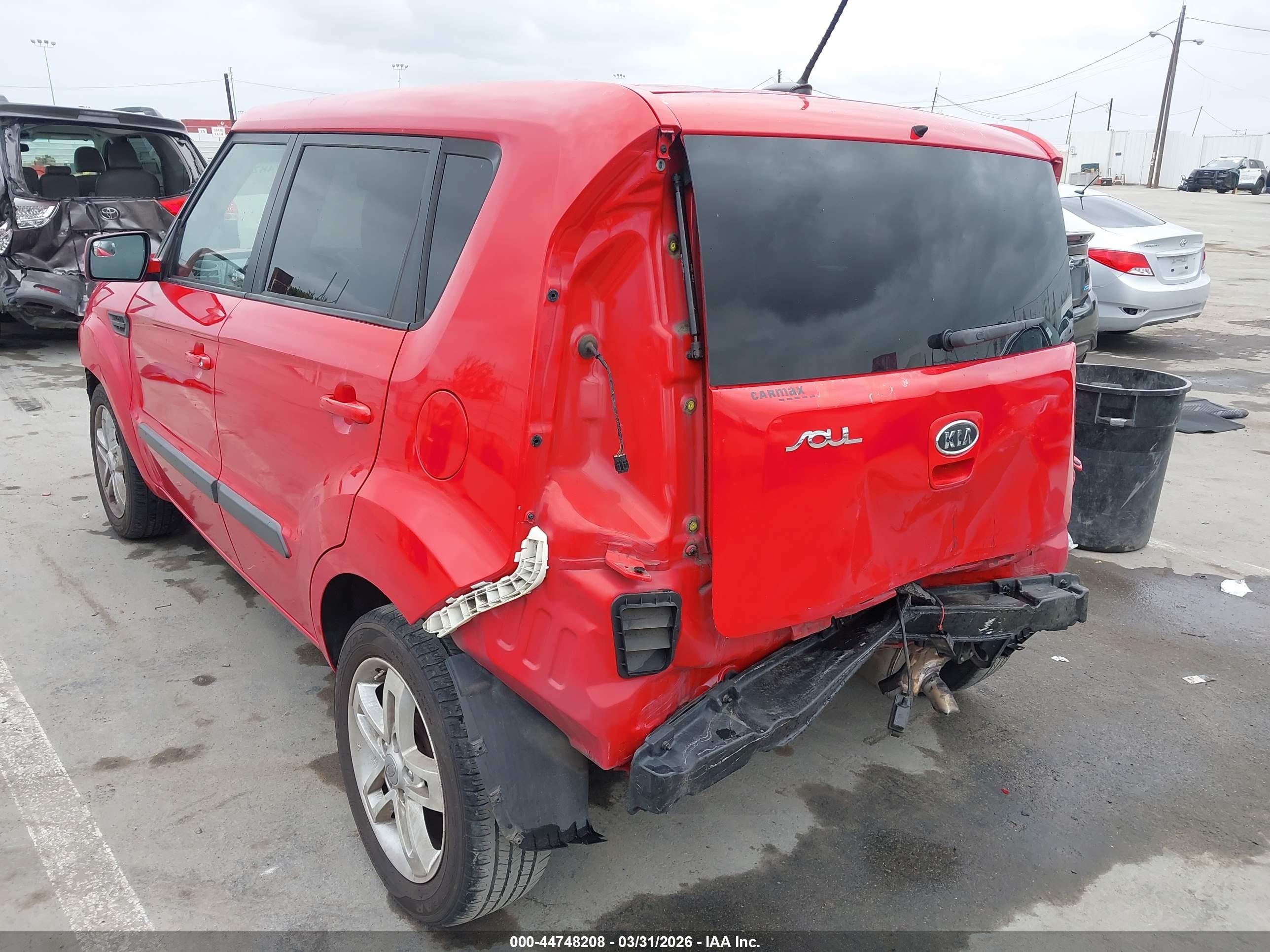 2011 Kia Soul + Red vin: KNDJT2A22B7234416