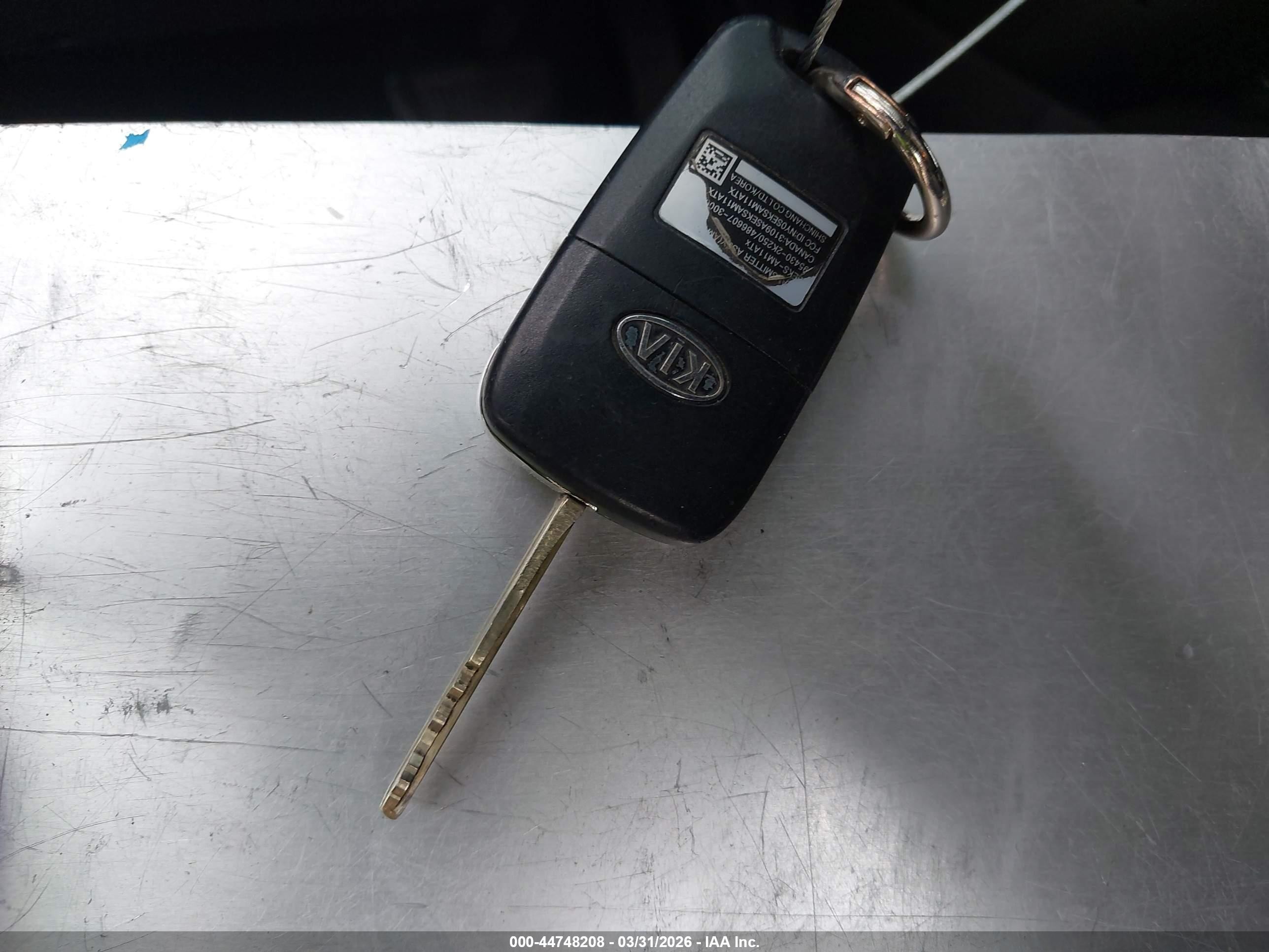 2011 Kia Soul + Red vin: KNDJT2A22B7234416