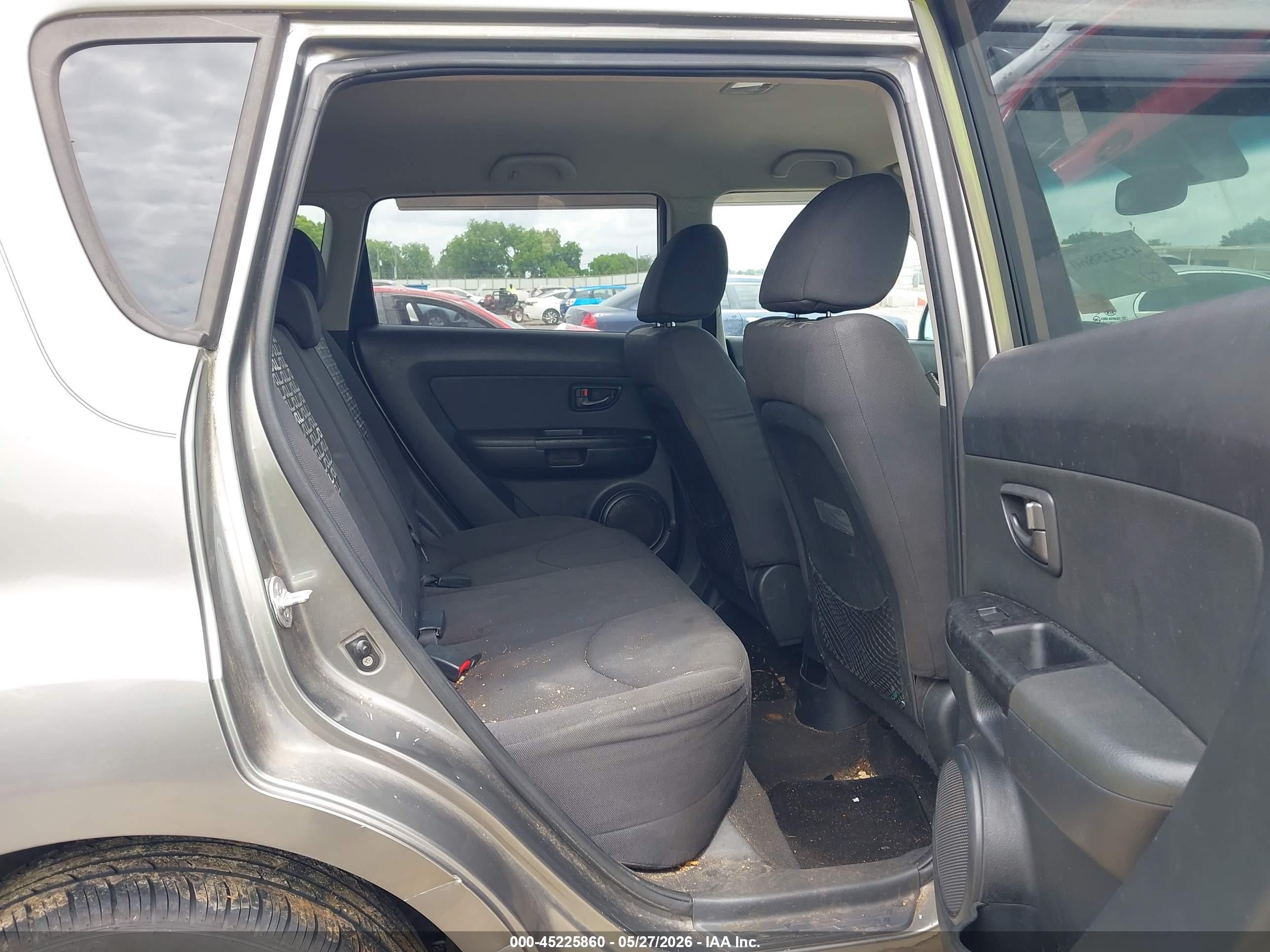 2011 Kia Soul + Gray vin: KNDJT2A22B7302178