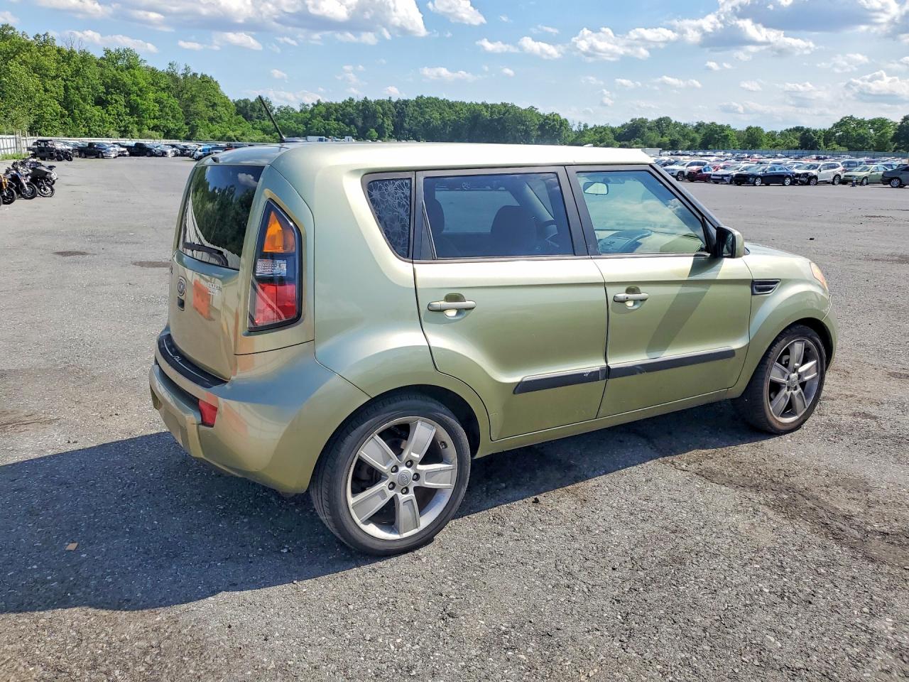 2011 Kia Soul ! Green vin: KNDJT2A22B7327419