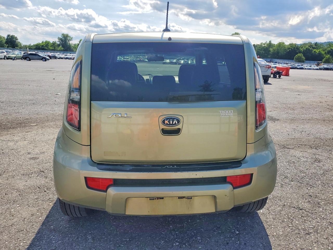 2011 Kia Soul ! Green vin: KNDJT2A22B7327419