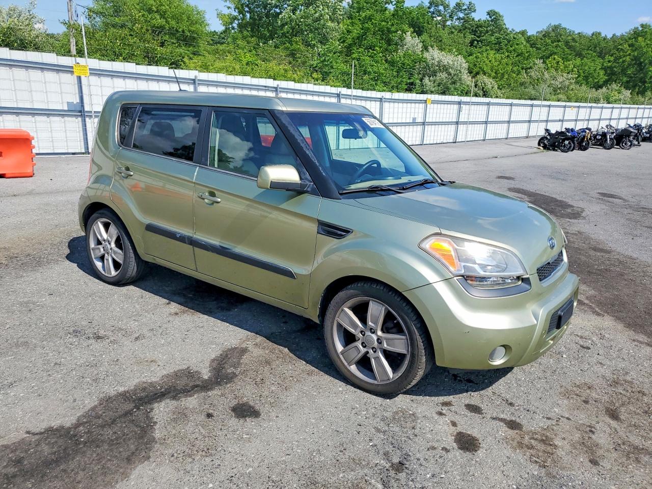 2011 Kia Soul ! Green vin: KNDJT2A22B7327419