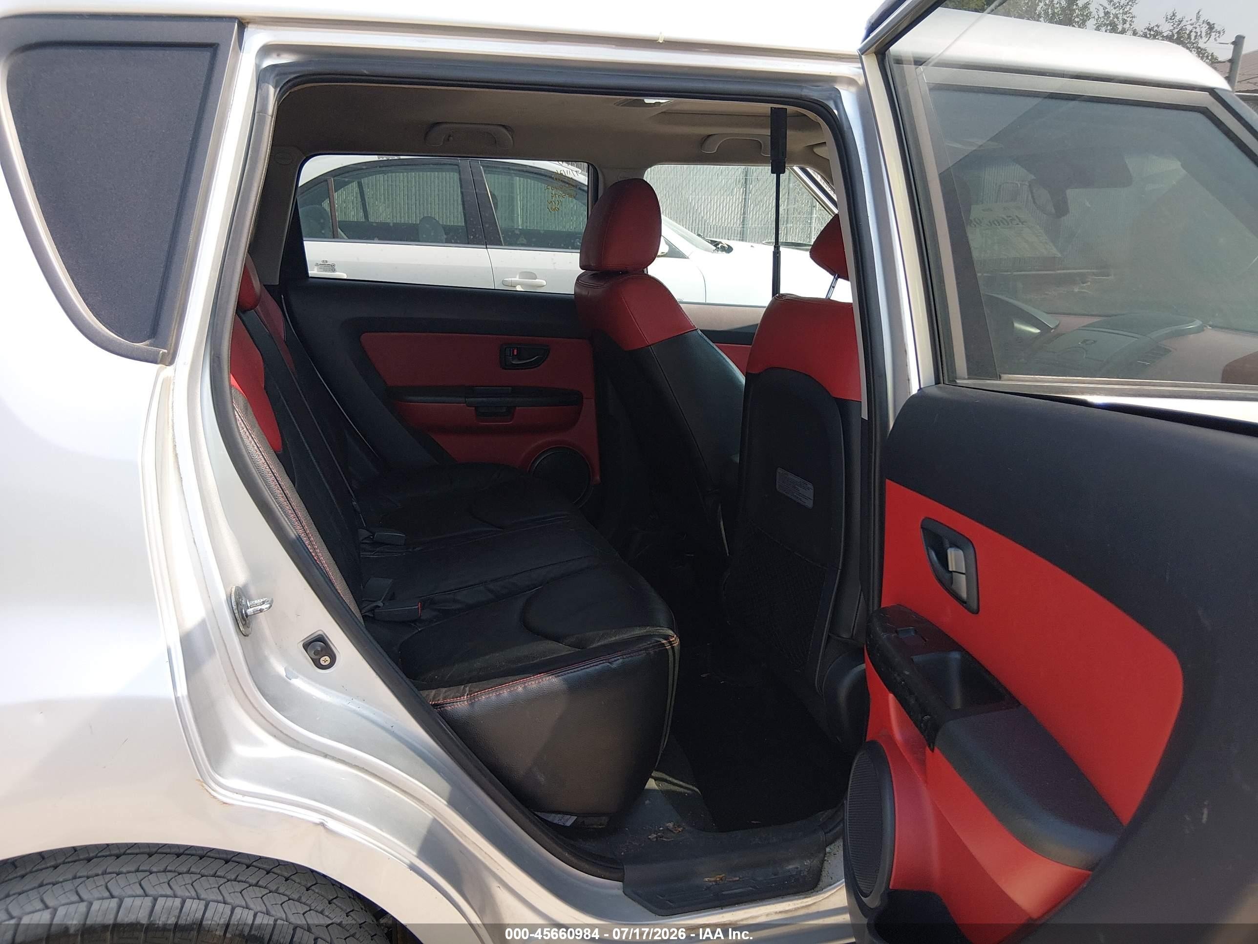 2011 Kia Soul Sport Silver vin: KNDJT2A22B7705979