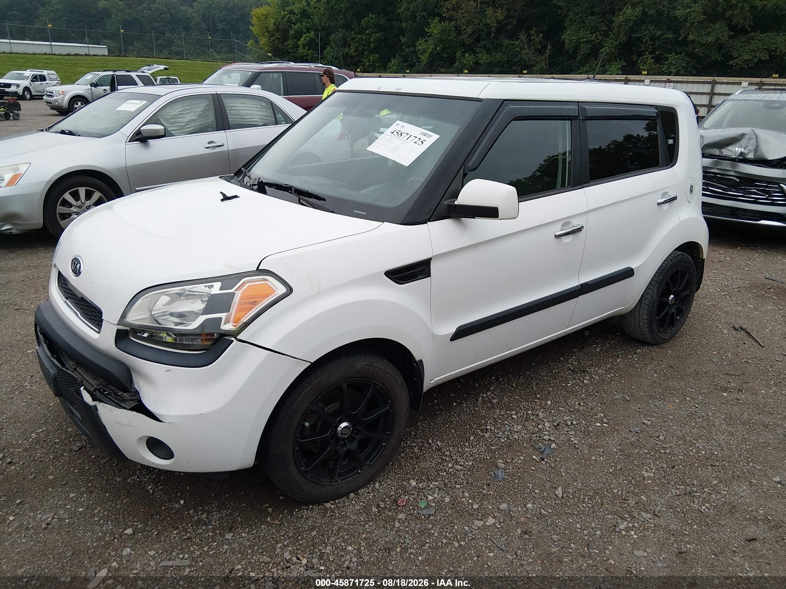 2011 Kia Soul + White vin: KNDJT2A22B7709448