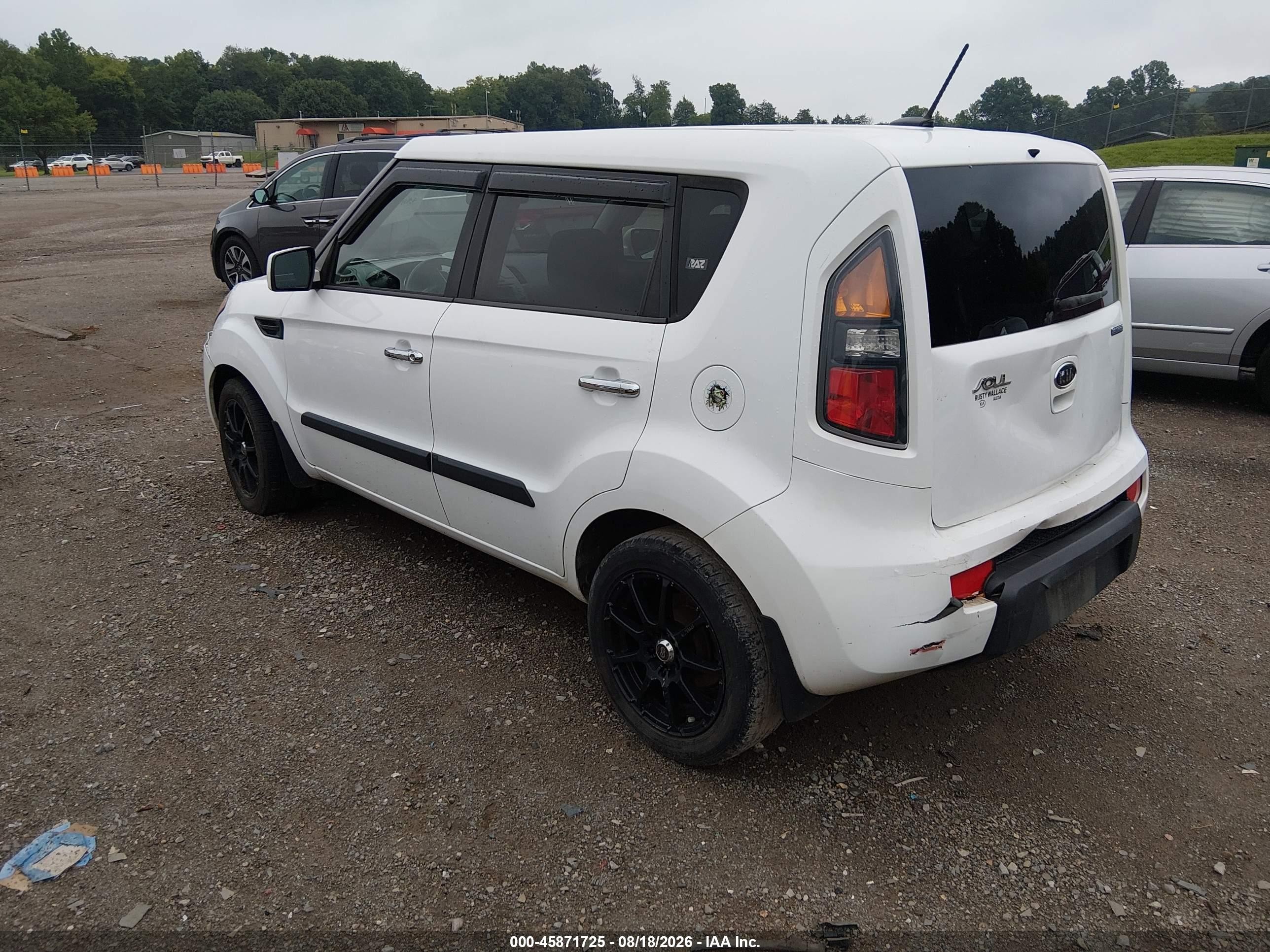 2011 Kia Soul + White vin: KNDJT2A22B7709448