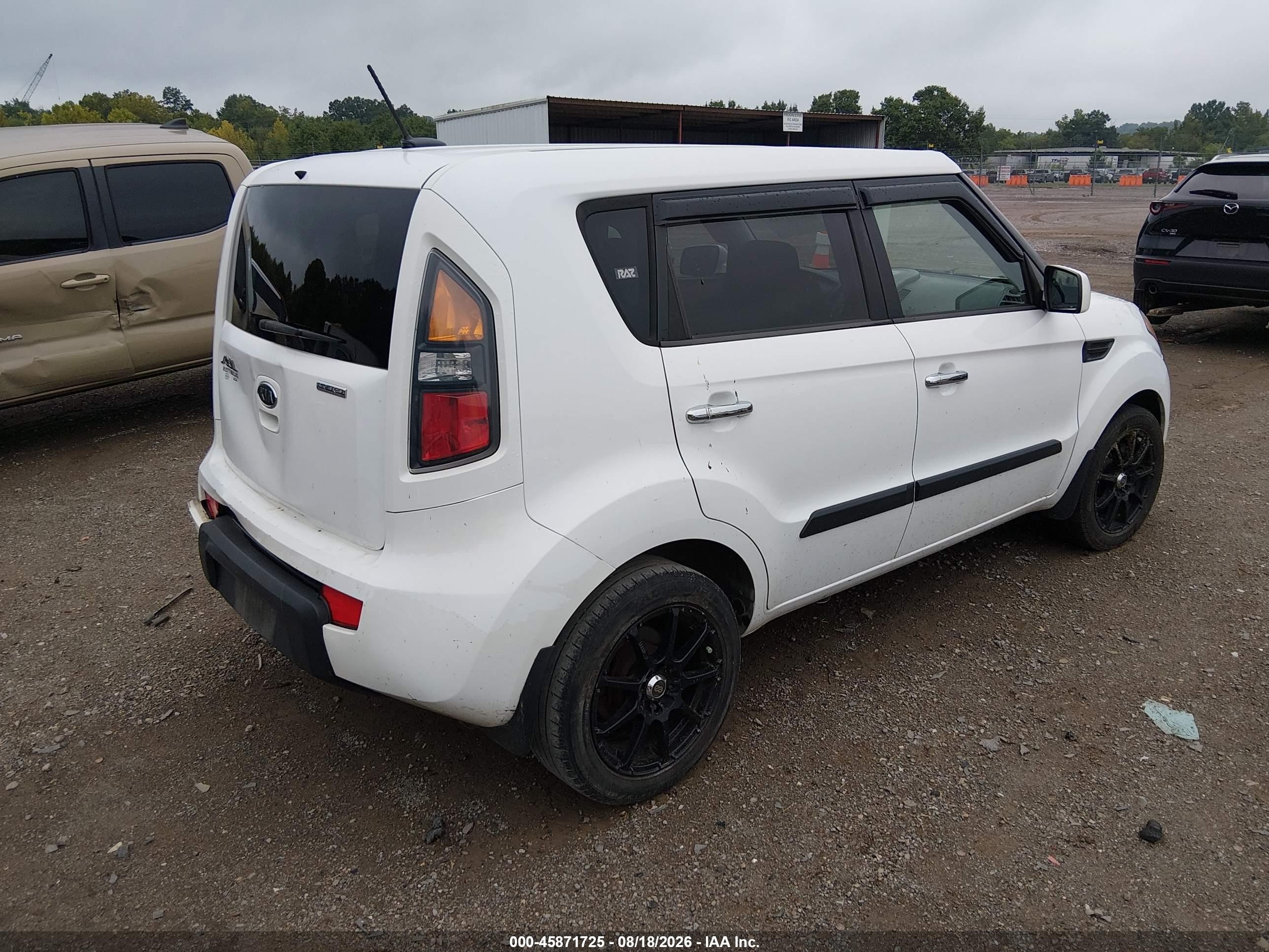 2011 Kia Soul + White vin: KNDJT2A22B7709448