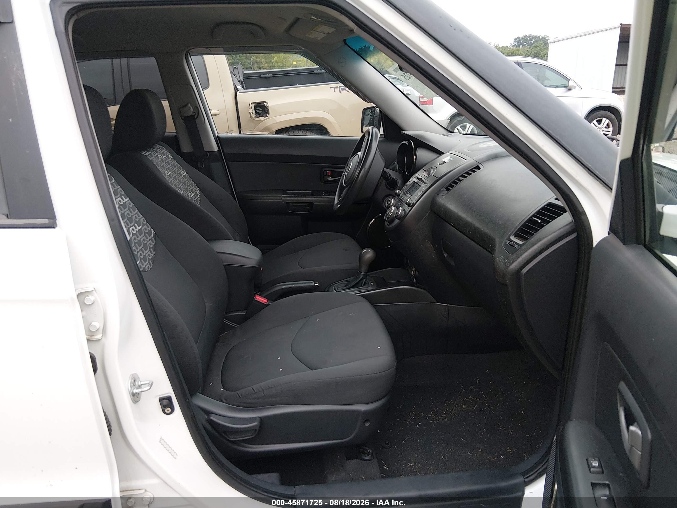 2011 Kia Soul + White vin: KNDJT2A22B7709448