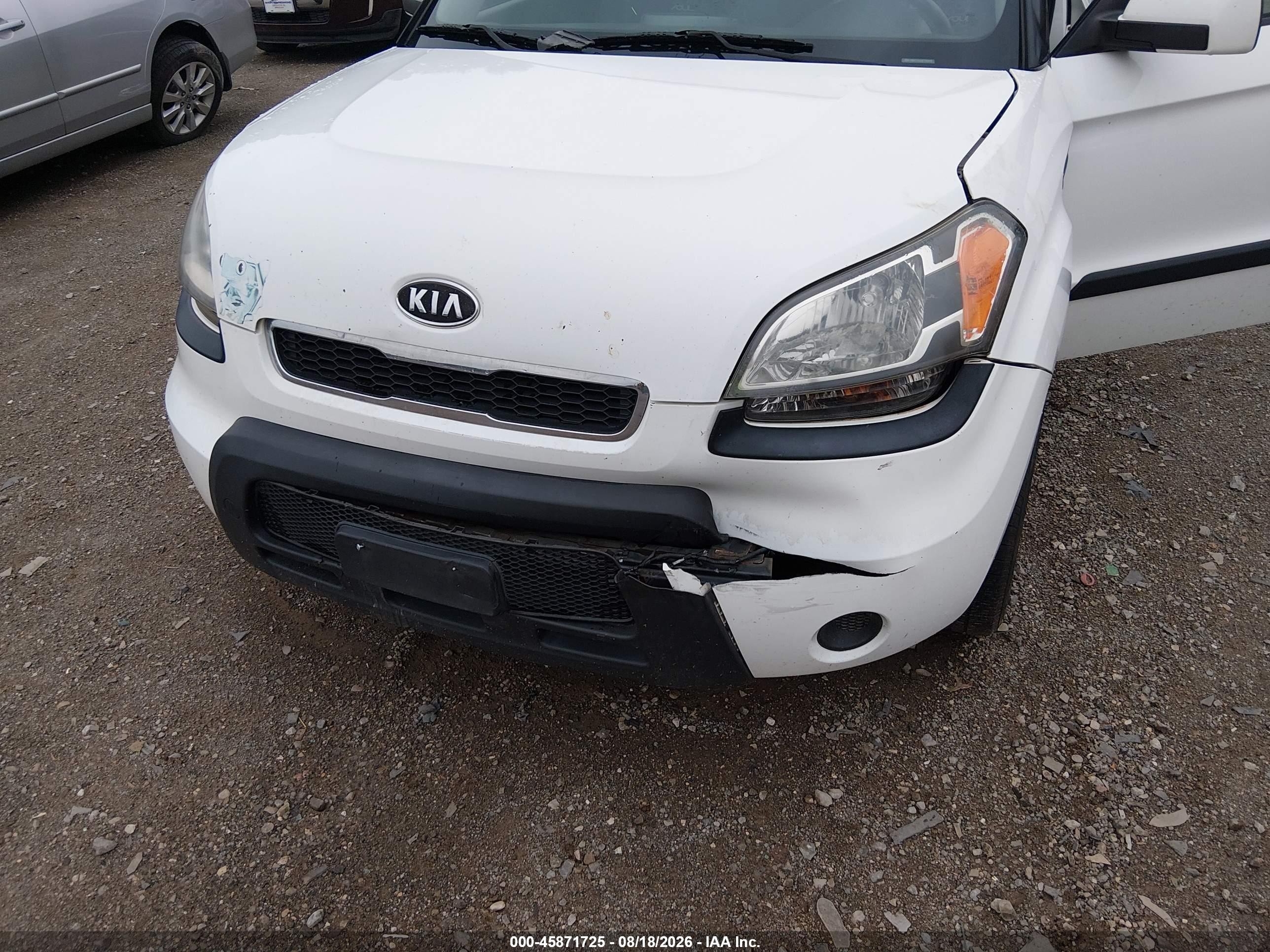 2011 Kia Soul + White vin: KNDJT2A22B7709448