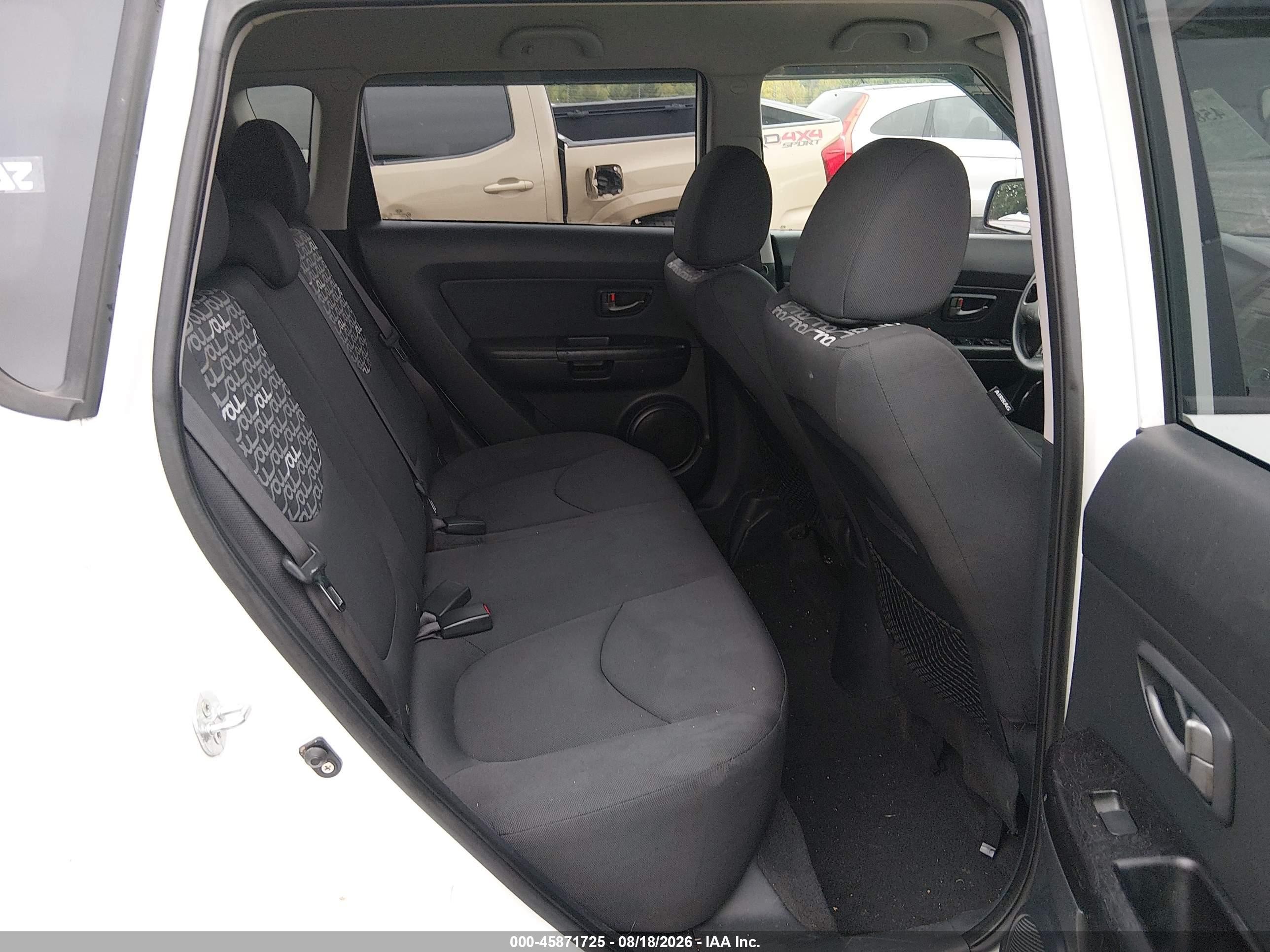 2011 Kia Soul + White vin: KNDJT2A22B7709448