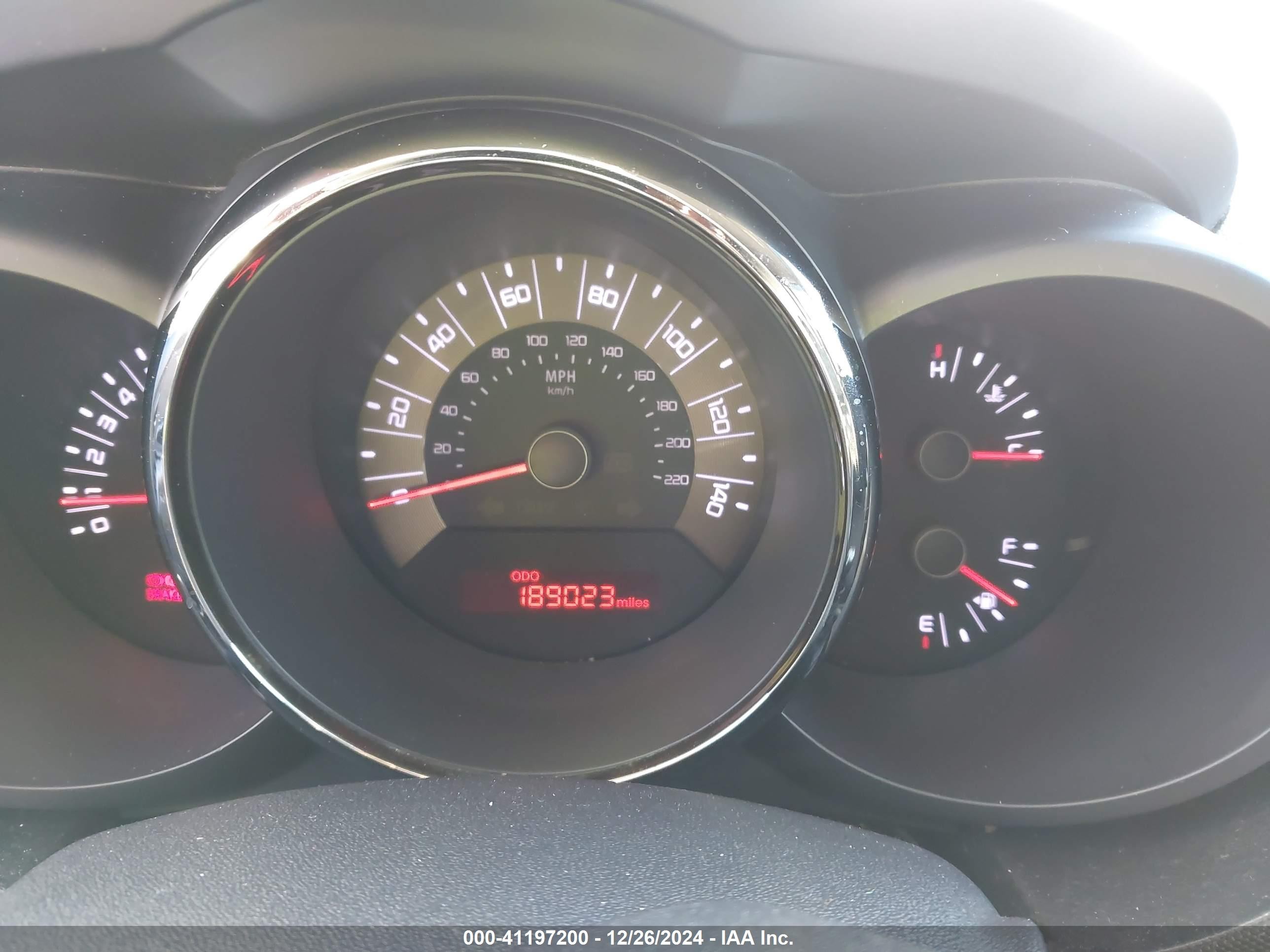 2011 Kia Soul + White vin: KNDJT2A22B7710471