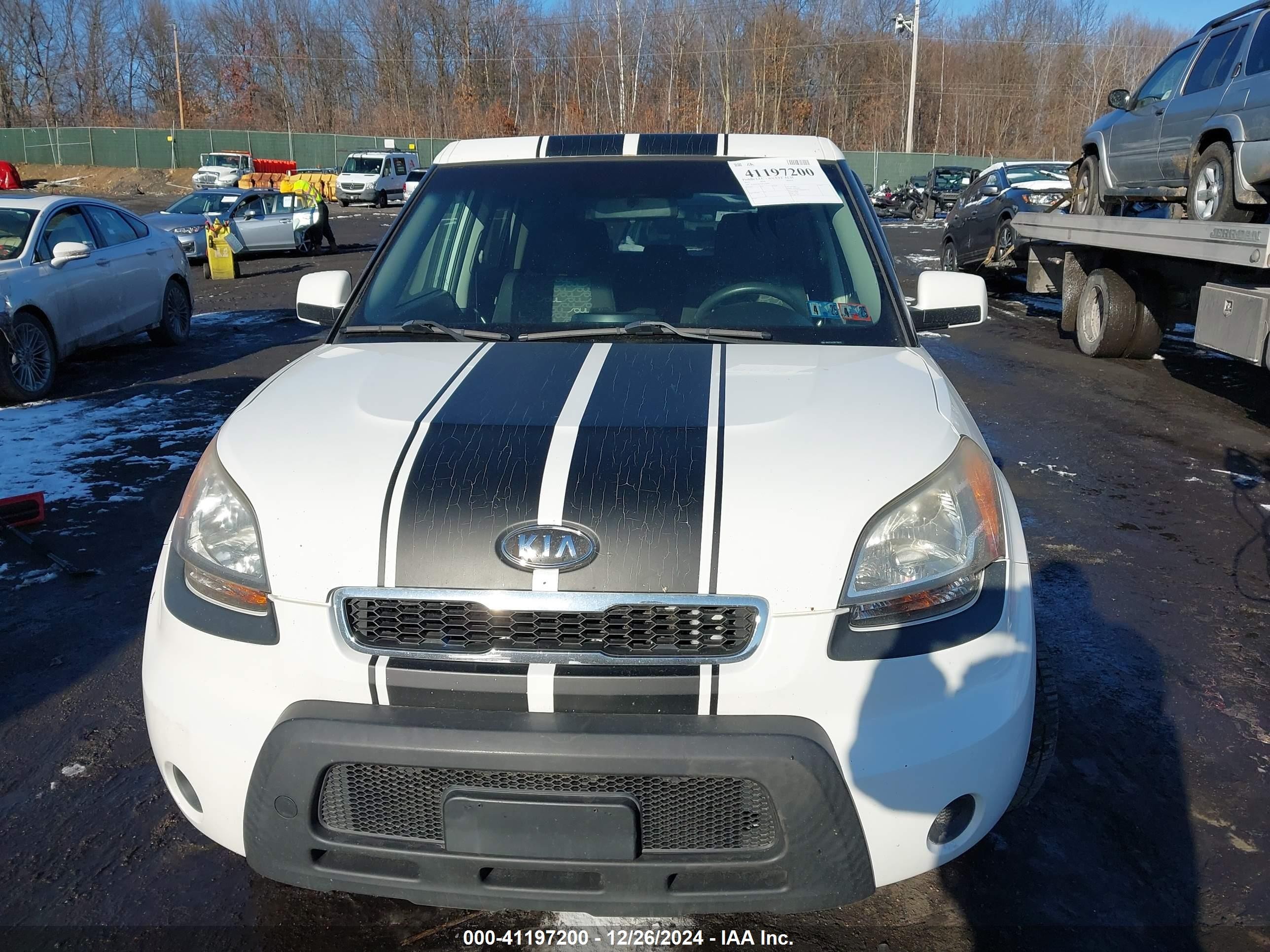 2011 Kia Soul + White vin: KNDJT2A22B7710471