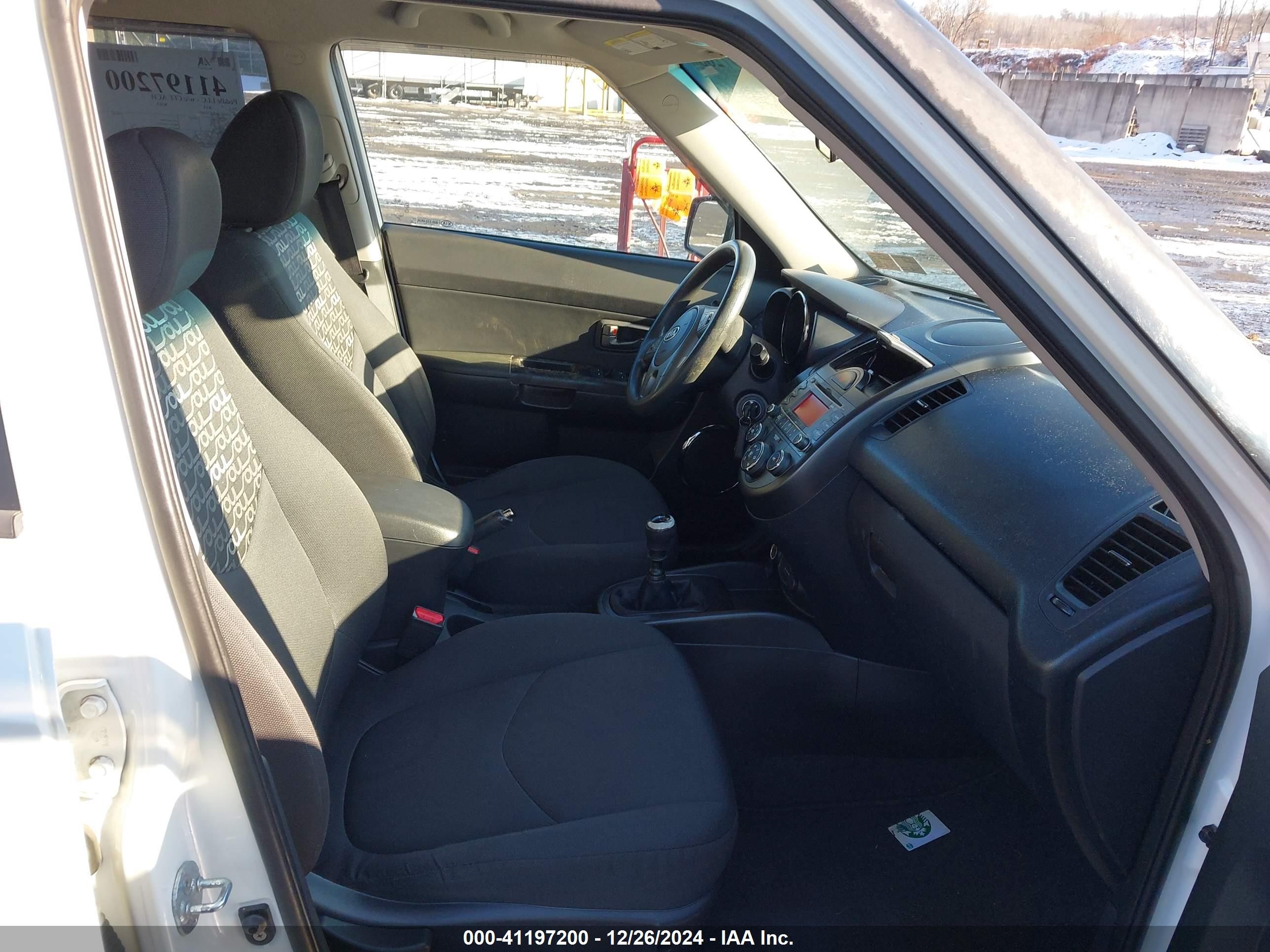 2011 Kia Soul + White vin: KNDJT2A22B7710471