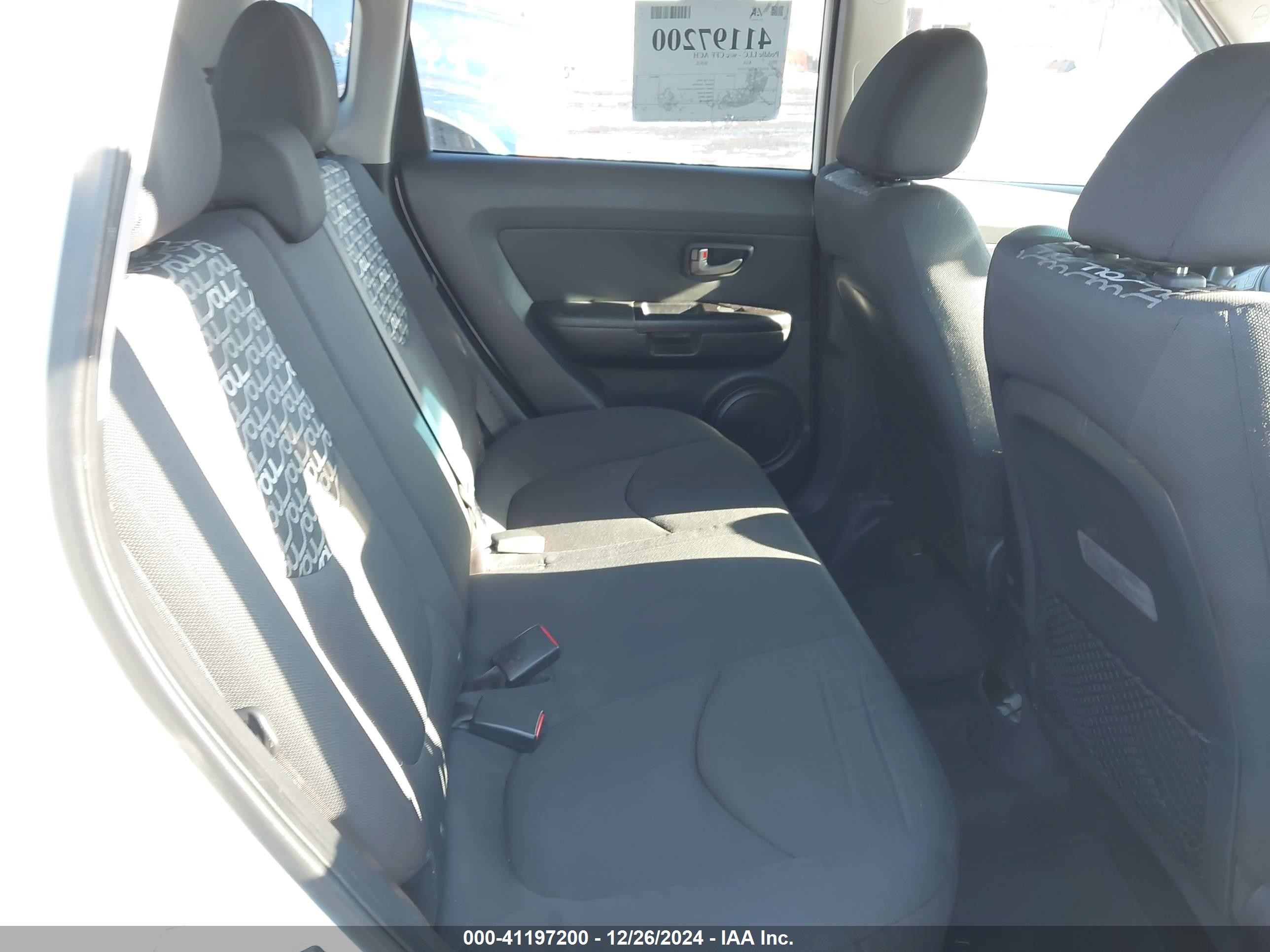 2011 Kia Soul + White vin: KNDJT2A22B7710471
