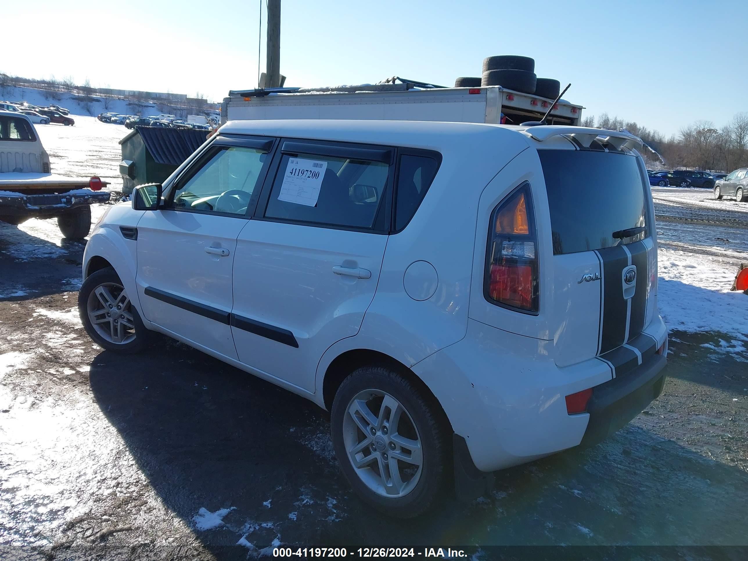 2011 Kia Soul + White vin: KNDJT2A22B7710471