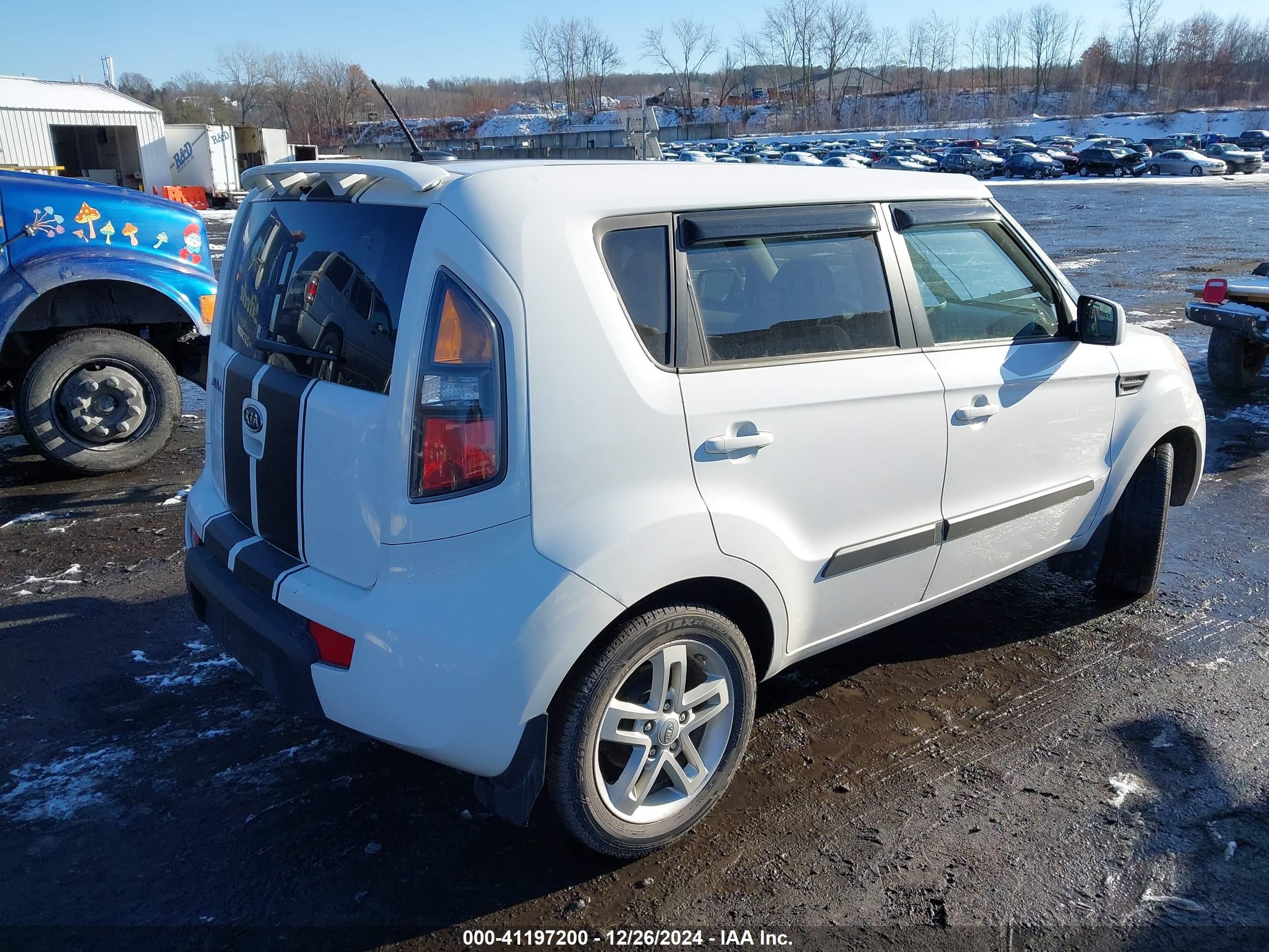 2011 Kia Soul + White vin: KNDJT2A22B7710471