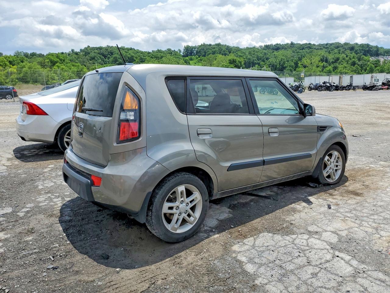2010 Kia Soul + Silver vin: KNDJT2A23A7038807