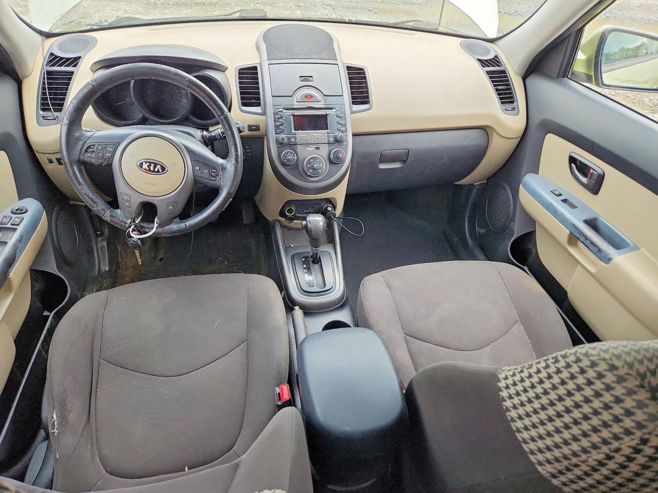 2010 Kia Soul + Green vin: KNDJT2A23A7074402