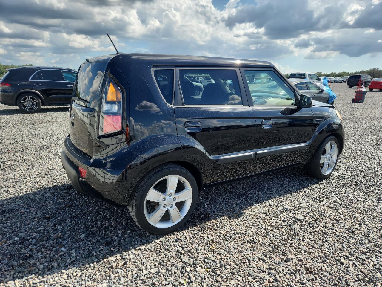 2010 Kia Soul + Black vin: KNDJT2A23A7183068