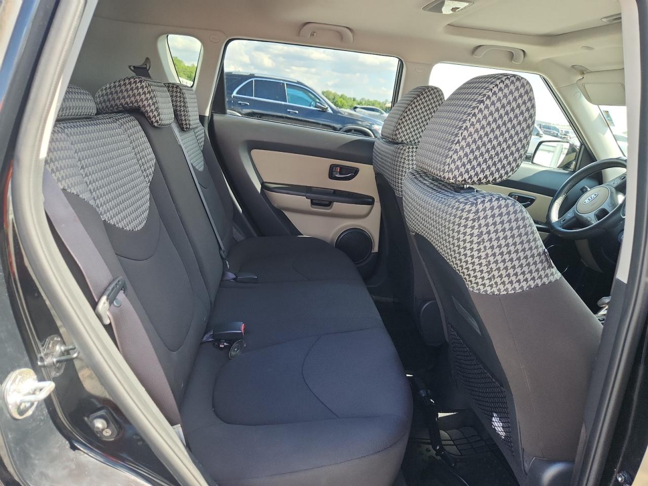 2010 Kia Soul + Black vin: KNDJT2A23A7183068