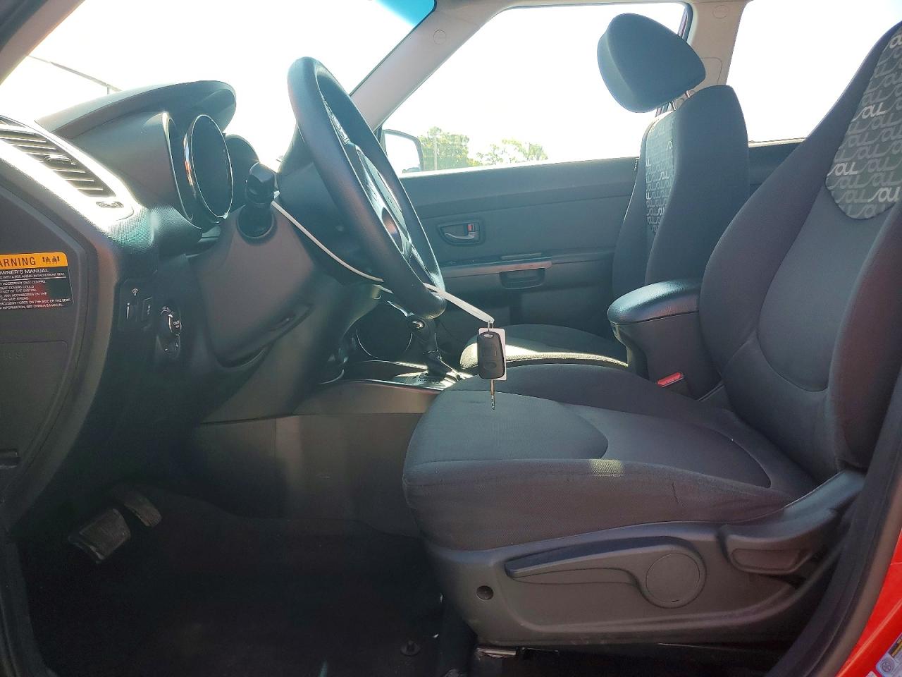 2011 Kia Soul + Red vin: KNDJT2A23B7292065