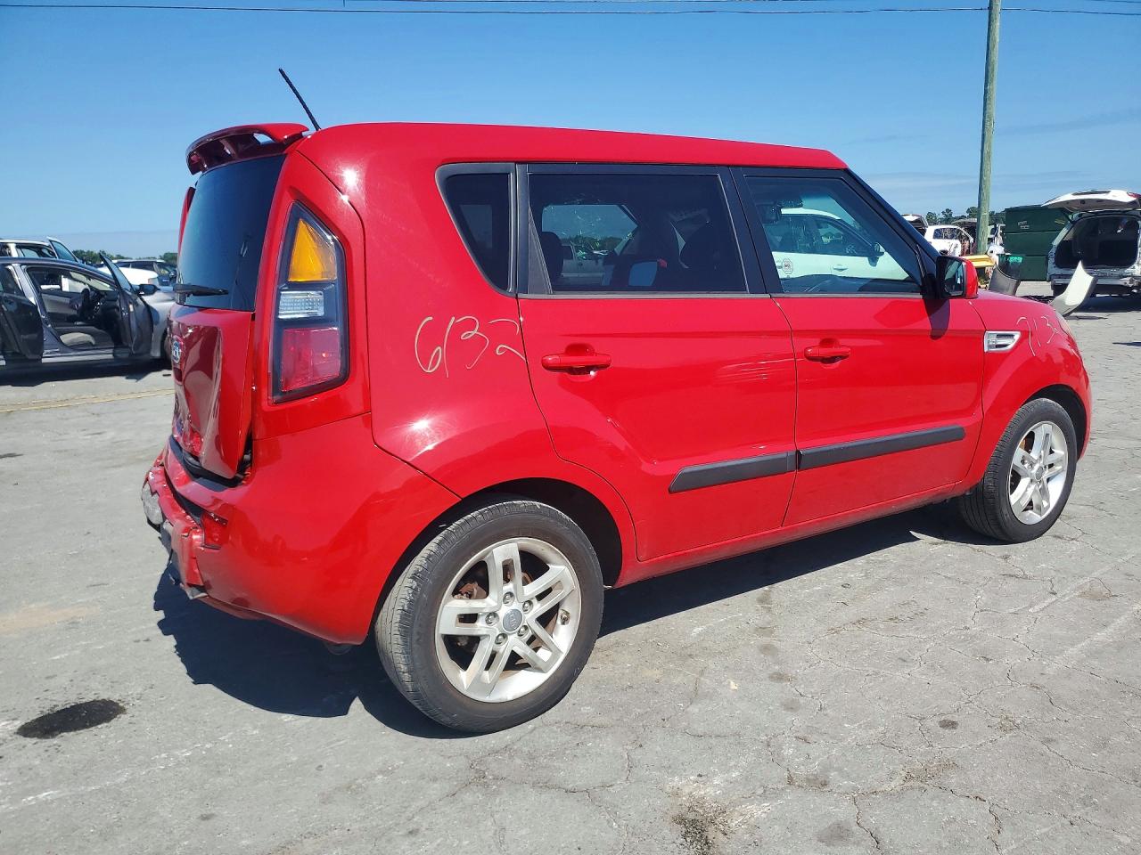 2011 Kia Soul + Red vin: KNDJT2A23B7292065