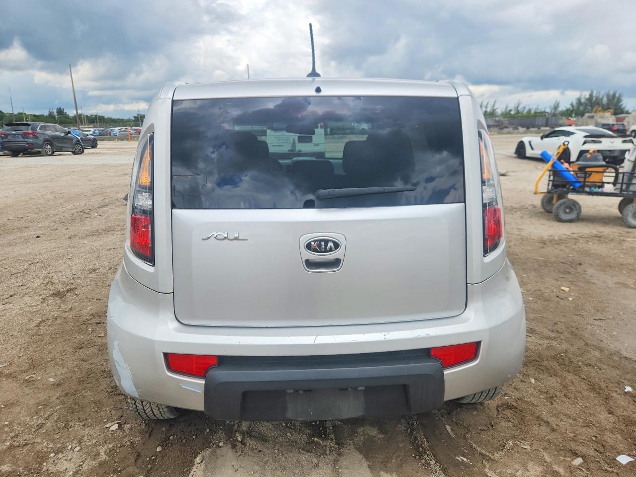 2011 Kia Soul + Серебряный vin: KNDJT2A23B7315022