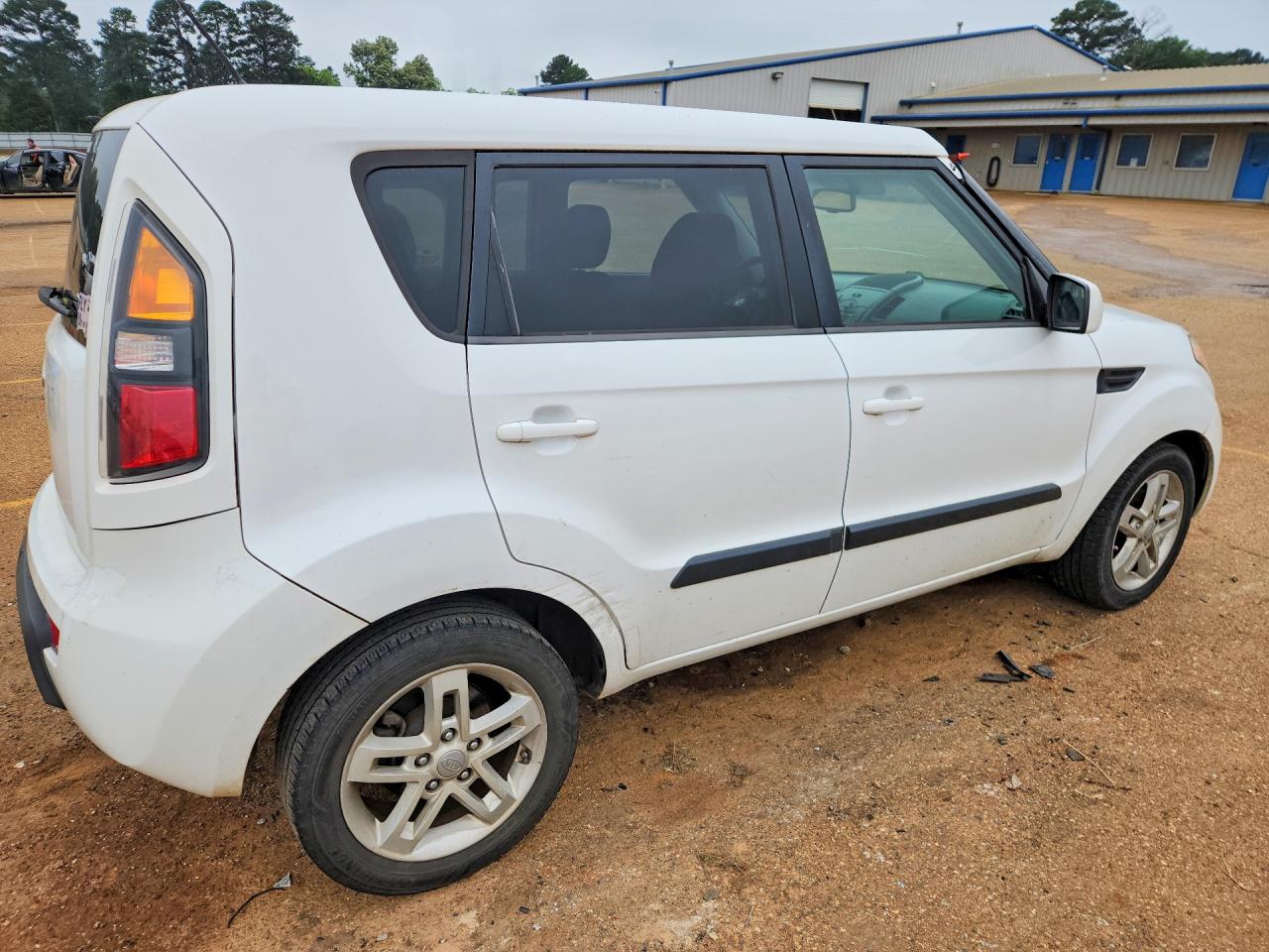 2011 Kia Soul + White vin: KNDJT2A23B7327493